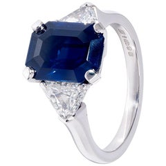 Anillo de compromiso clásico de oro blanco con zafiro y diamantes de 3,89 quilates