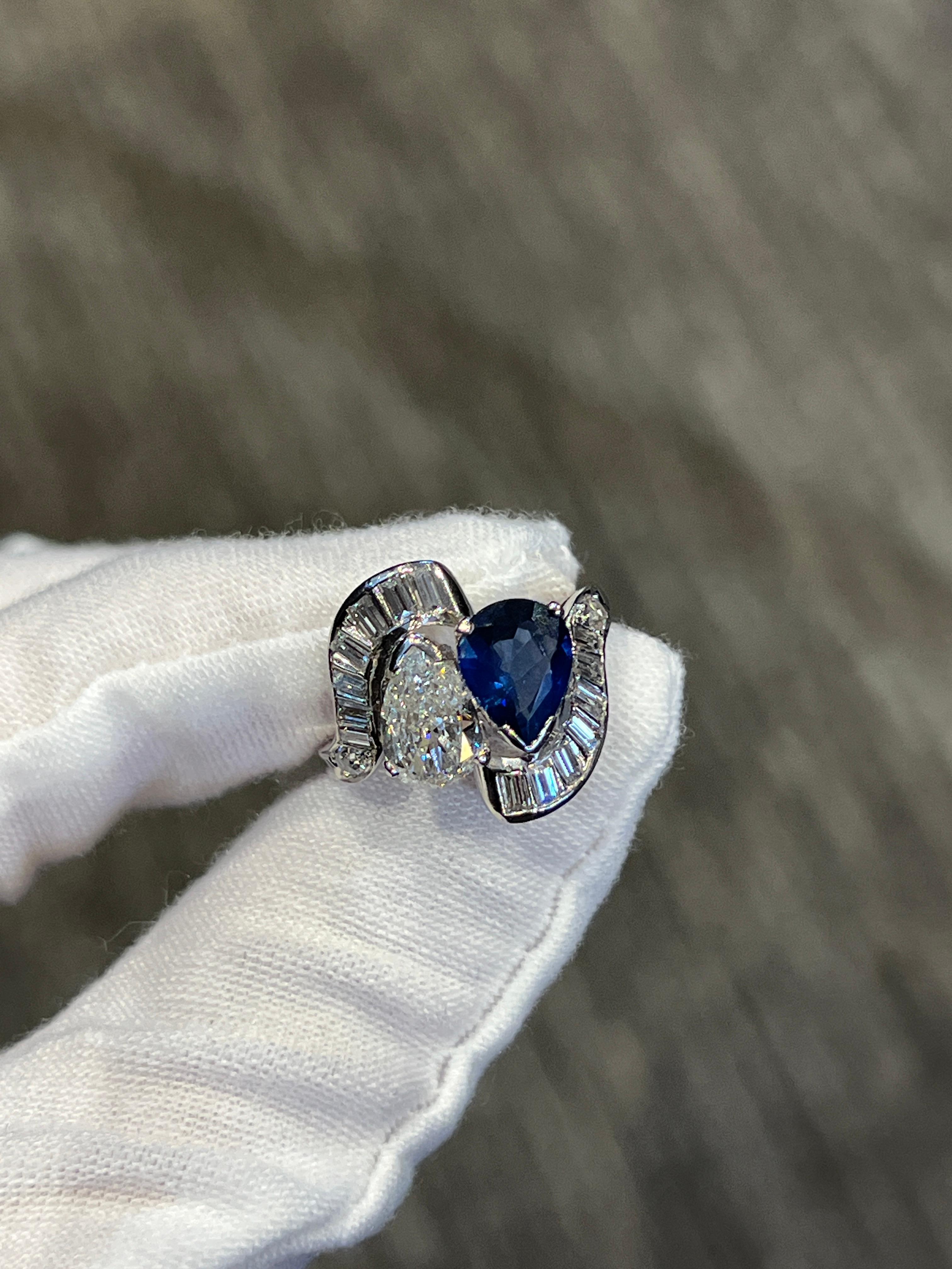 Sapphire and Diamond You & Me ring In Excellent Condition For Sale In New York, NY