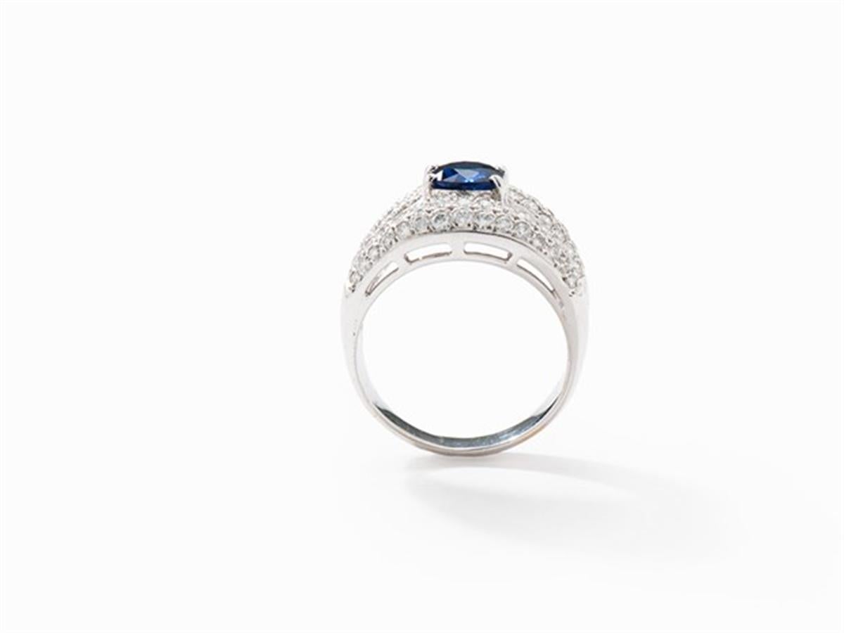 Modern Sapphire and Diamondring, 18 Karat White Gold Blue Brilliant Princess-Cut