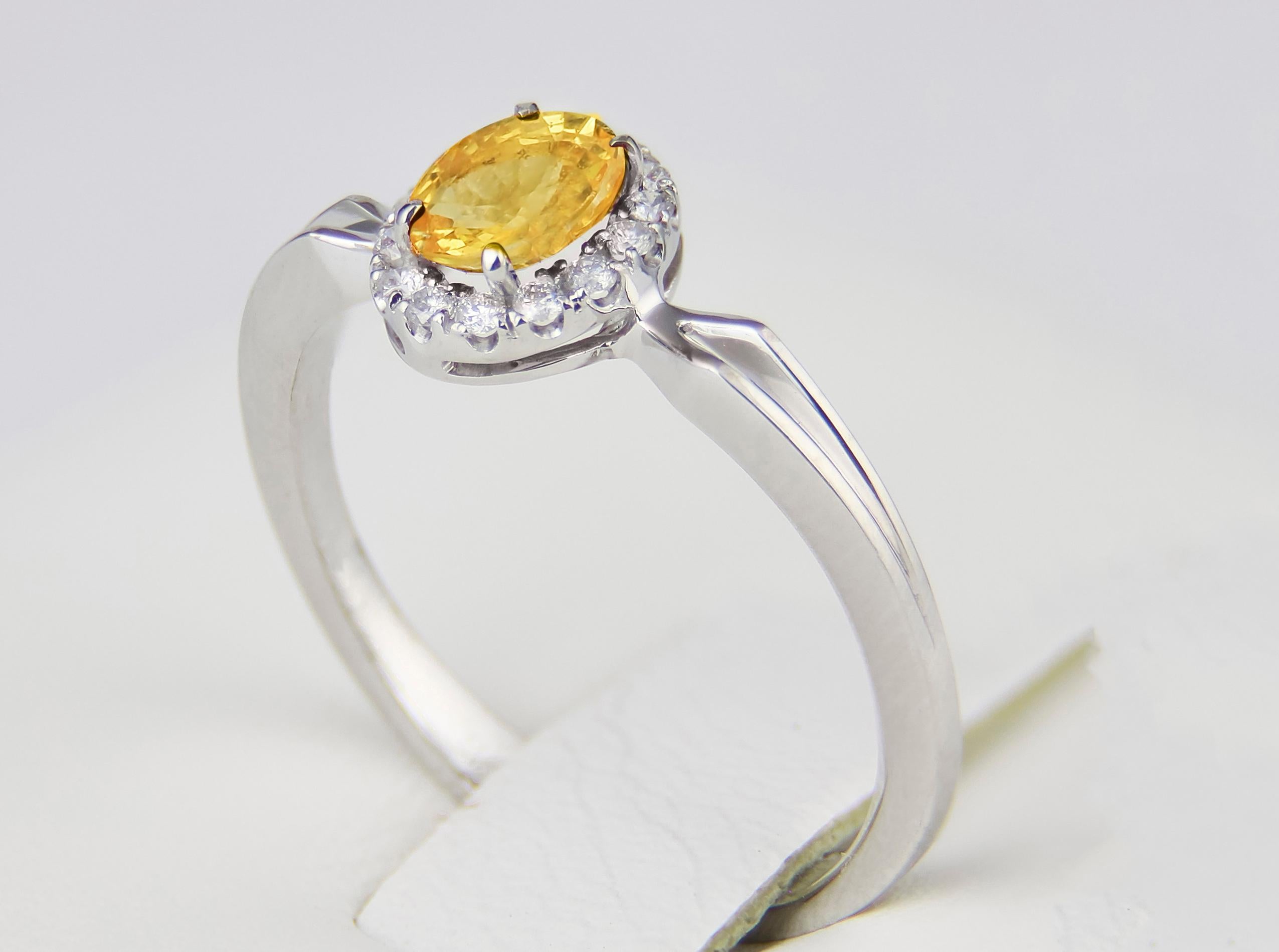 Ring aus 14-karätigem Gold mit Saphiren und Diamanten.  (Ovalschliff) im Angebot
