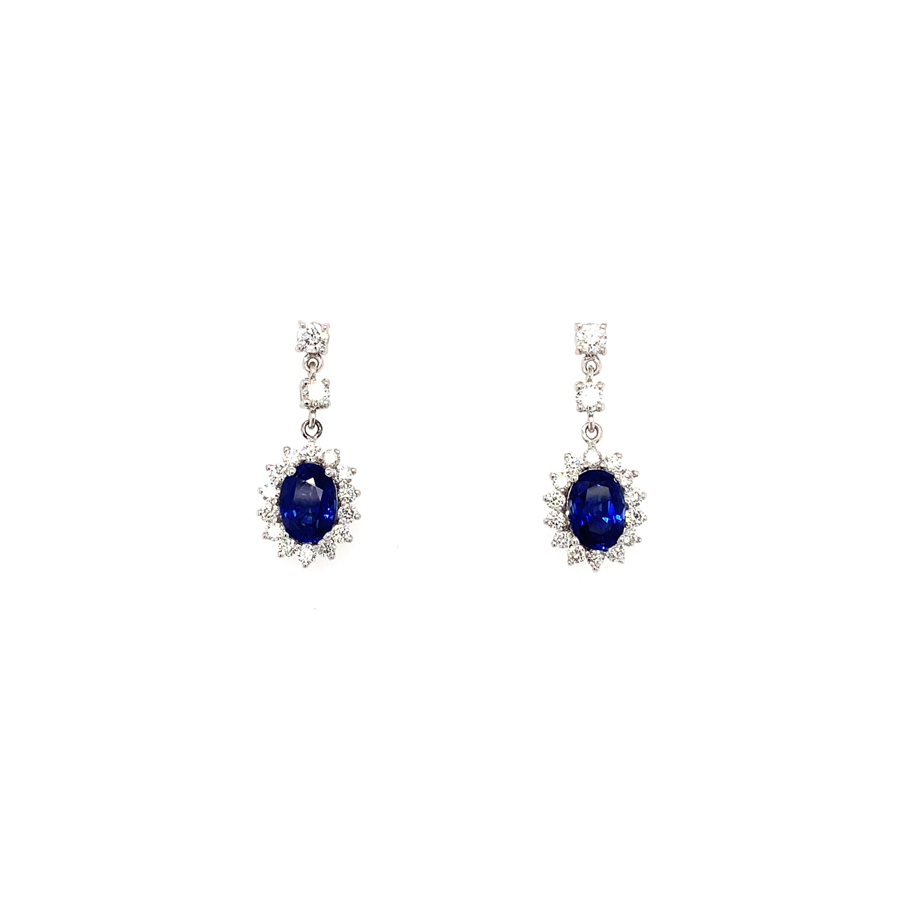 Sapphire and diamonds art deco drop earrings 18k white gold
Gorgeous art deco drop style stud earrings with sapphire and diamonds in 18k white gold.
Sapphire Ceylon royal blue natural gemstone oval shaped total weight approximately 2.00ct 
Round