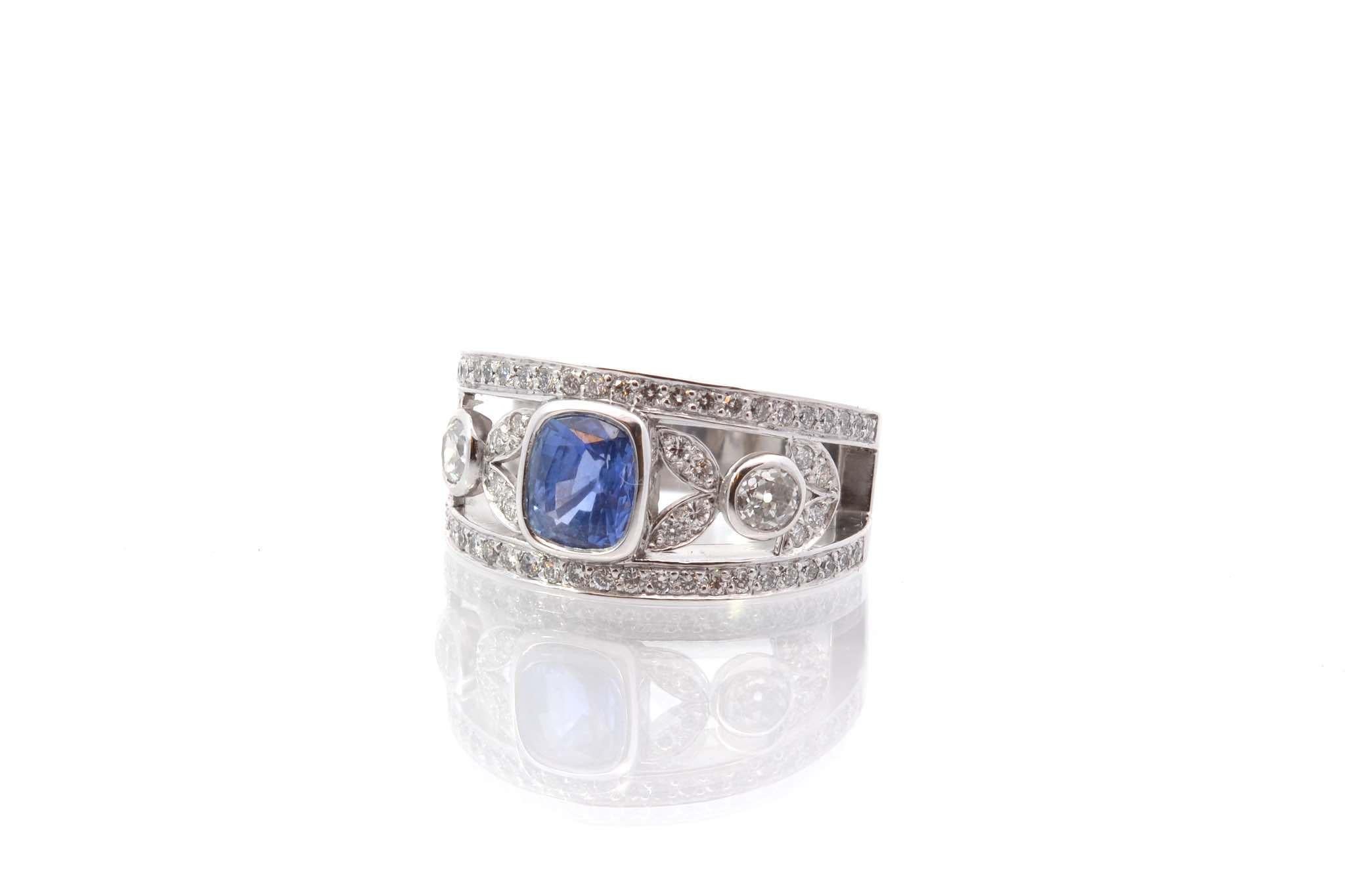 Sapphire and diamonds band ring in platinum In Good Condition For Sale In PARIS, FR