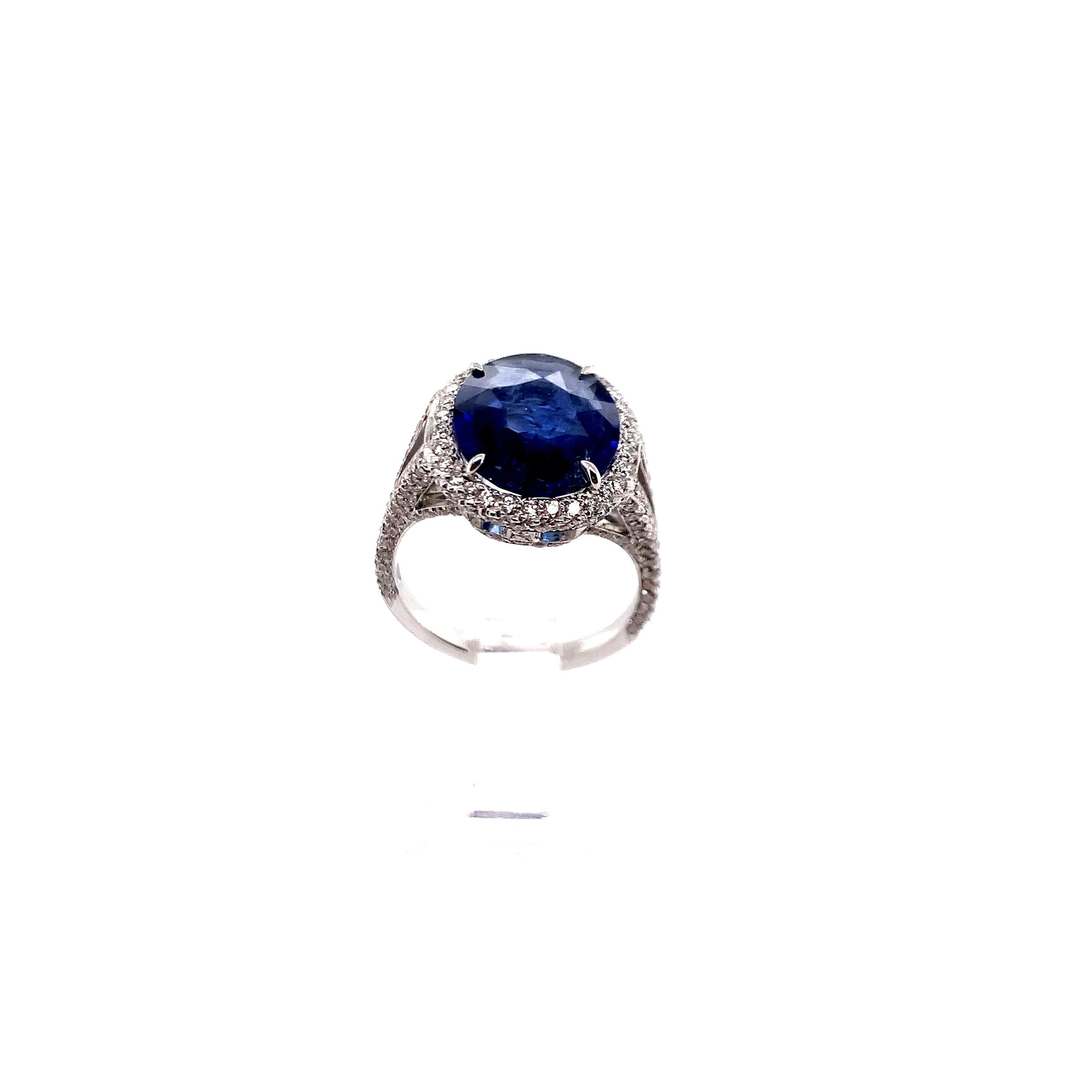 Sapphire and Diamonds Cocktail Ring In Excellent Condition For Sale In New York, NY