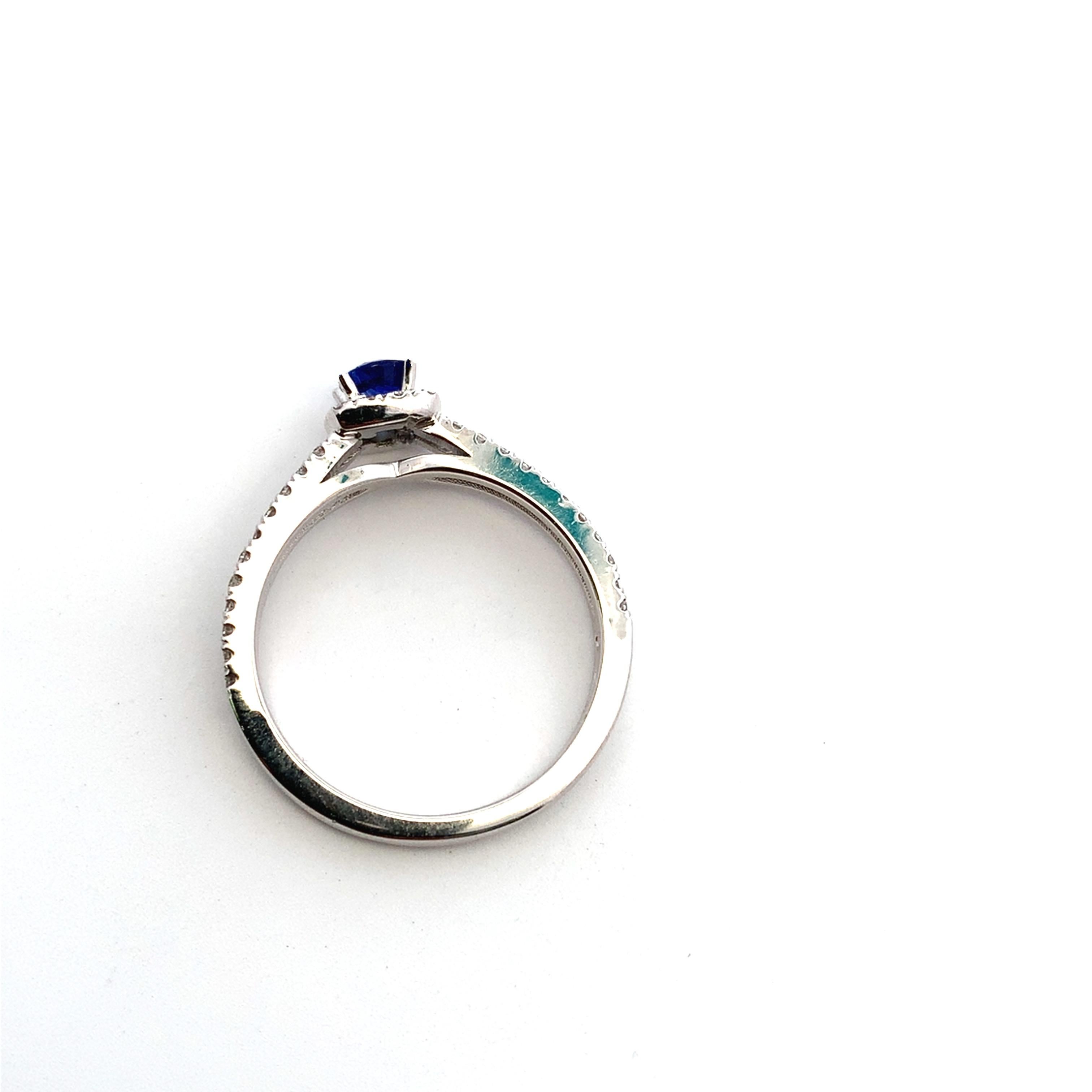 Sapphire and diamonds engagement ring 18k white gold In New Condition For Sale In London, GB