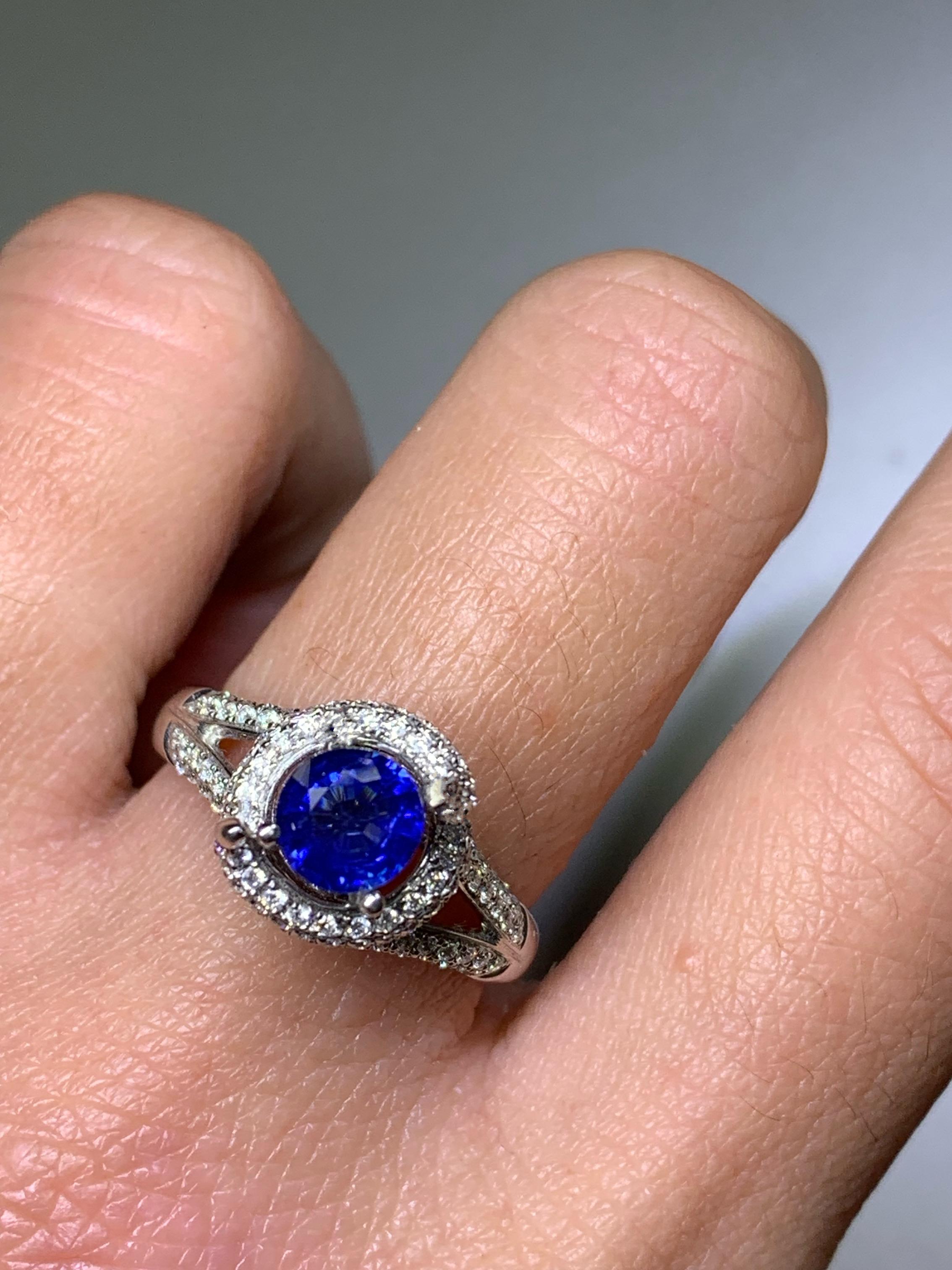 Sapphire and diamonds engagement ring  for 18k white gold In New Condition For Sale In London, GB