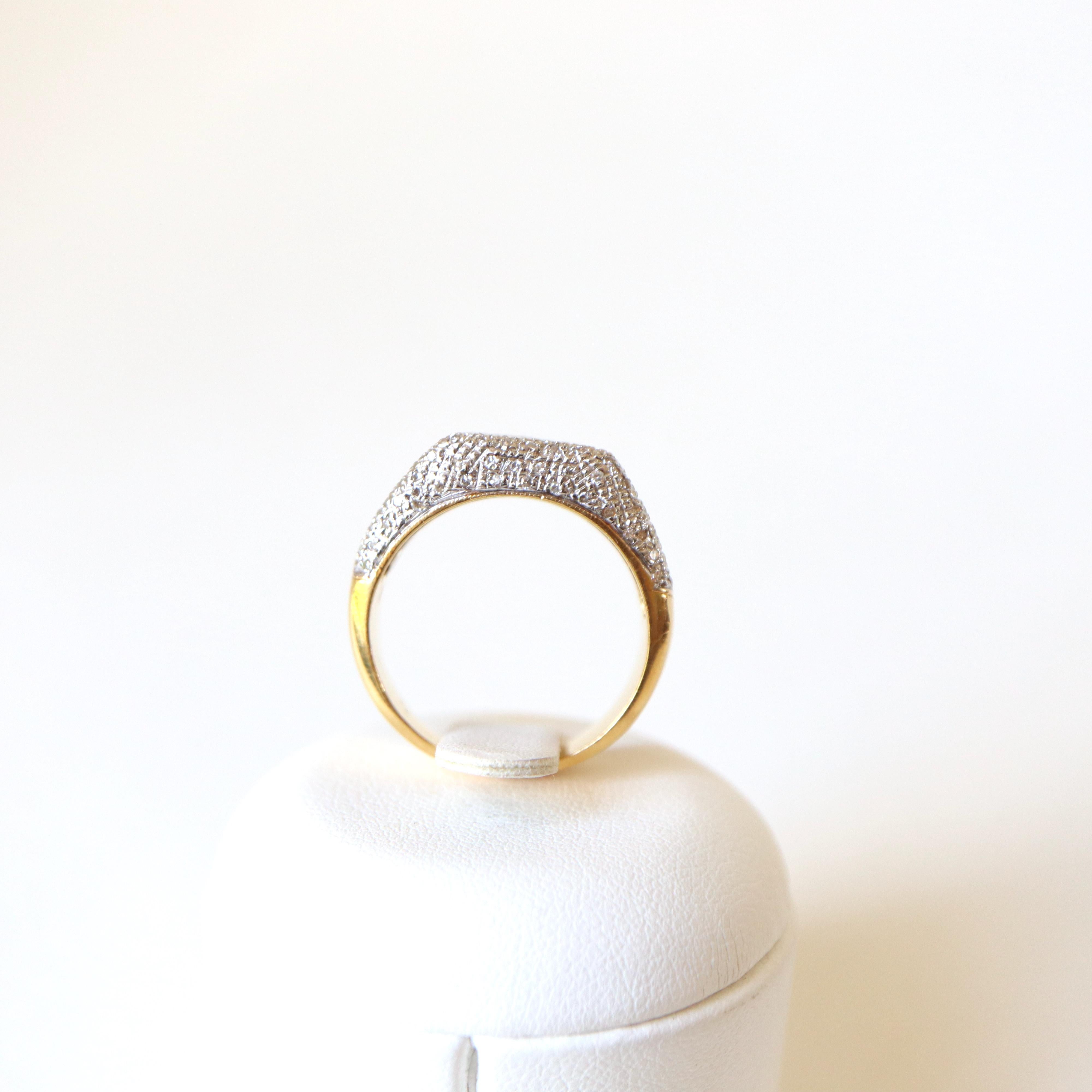 Bague en or jaune 18 carats avec saphirs et diamants en vente 2