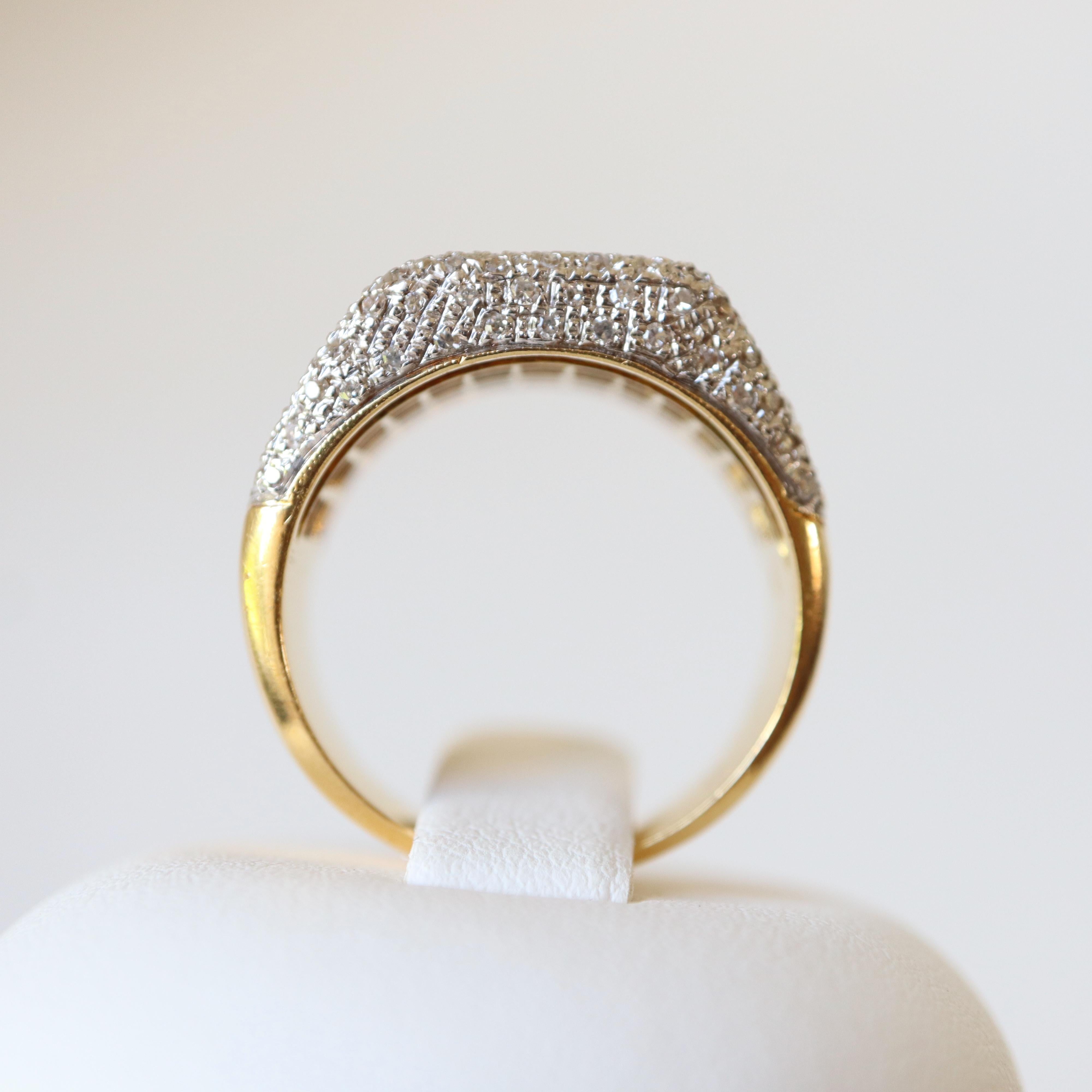 Bague en or jaune 18 carats avec saphirs et diamants en vente 3