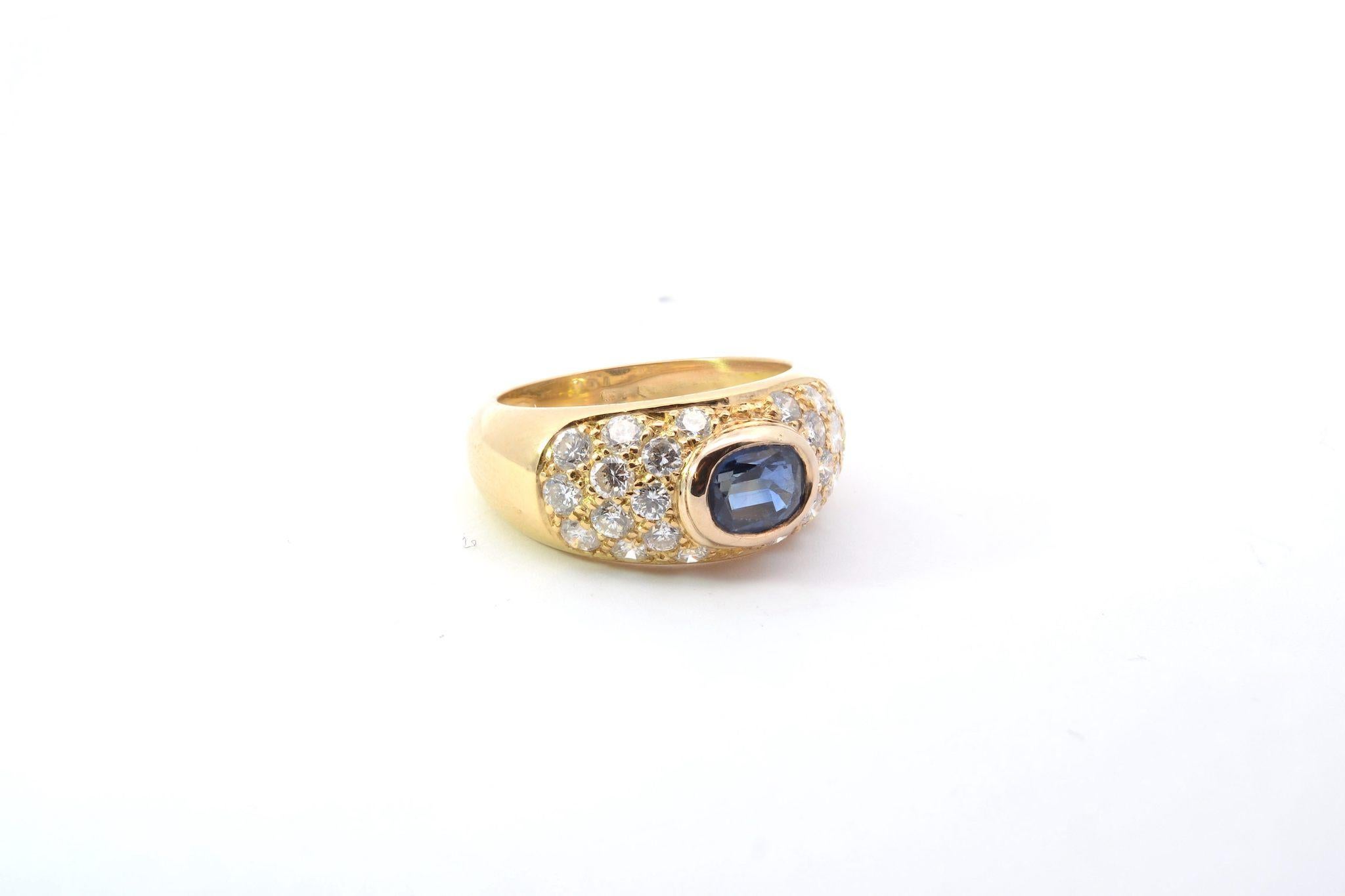 Oval Cut Sapphire and diamonds ring in 18k yellow gold For Sale