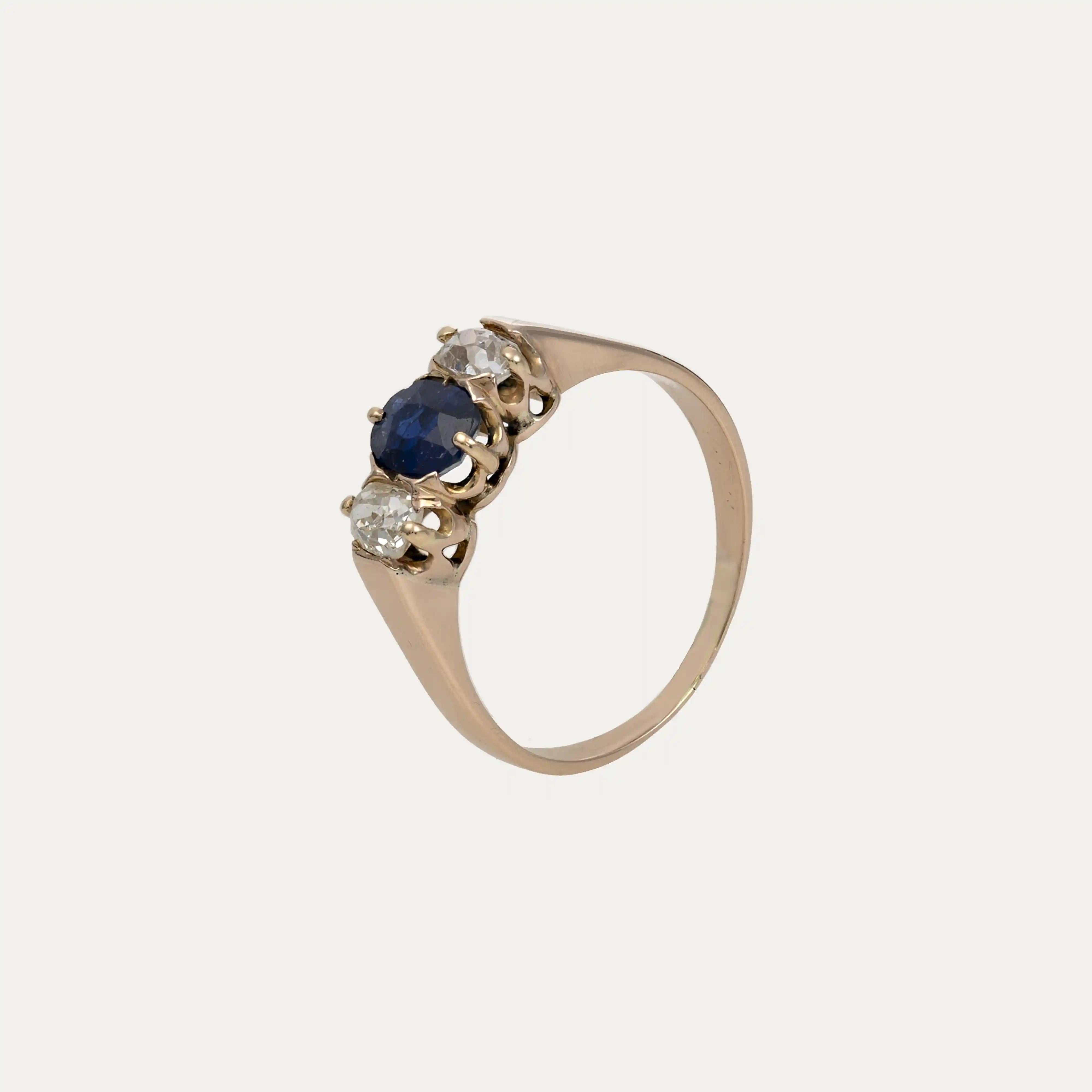 Adéntrate en un mundo de elegancia escultural con este anillo de zafiro y diamantes de oro rosa. Elaborado en oro rosa pulido de 18 kt, el anillo muestra una armoniosa interacción entre un zafiro azul y diamantes talla brillante. El zafiro está