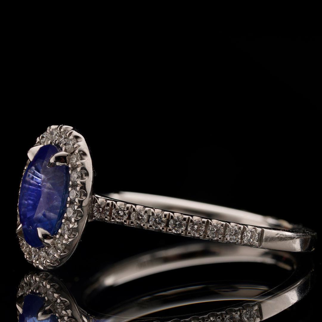 Taille ovale Bague halo unique en saphir et diamants en vente