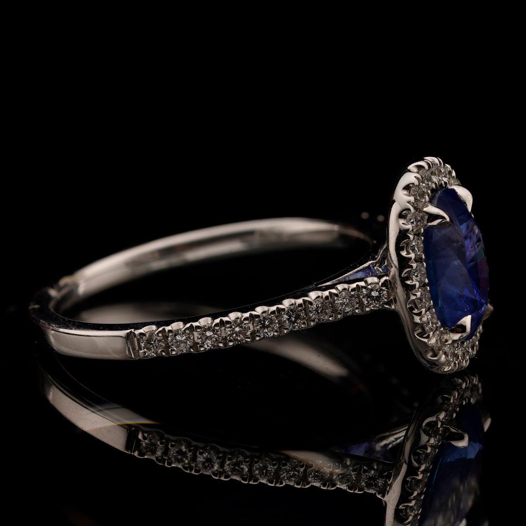 Sapphire and Diamonds Single Halo Ring In New Condition For Sale In New York, NY
