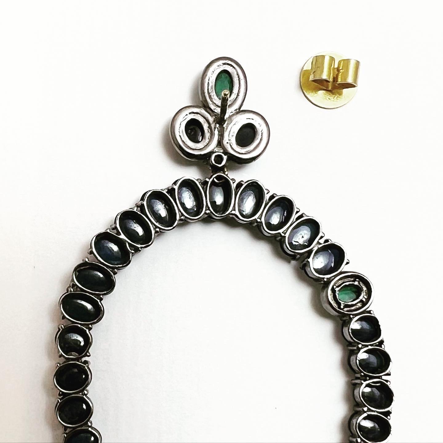 Elegant oval-shaped sapphire and emerald cabochon and diamond frontal Hoop Earrings.
Stud and clutch system.
Befit for any occasion, from day to evening.
18 karat Gold and 925 blackened silver.
Diamond carat weight: 1.08 carat (134