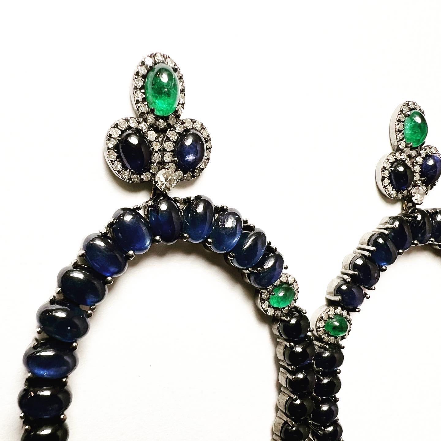 Sapphire and Emerald Cabochon Diamond Frontal Hoop Stud Earrings In Good Condition For Sale In Pamplona, Navarra