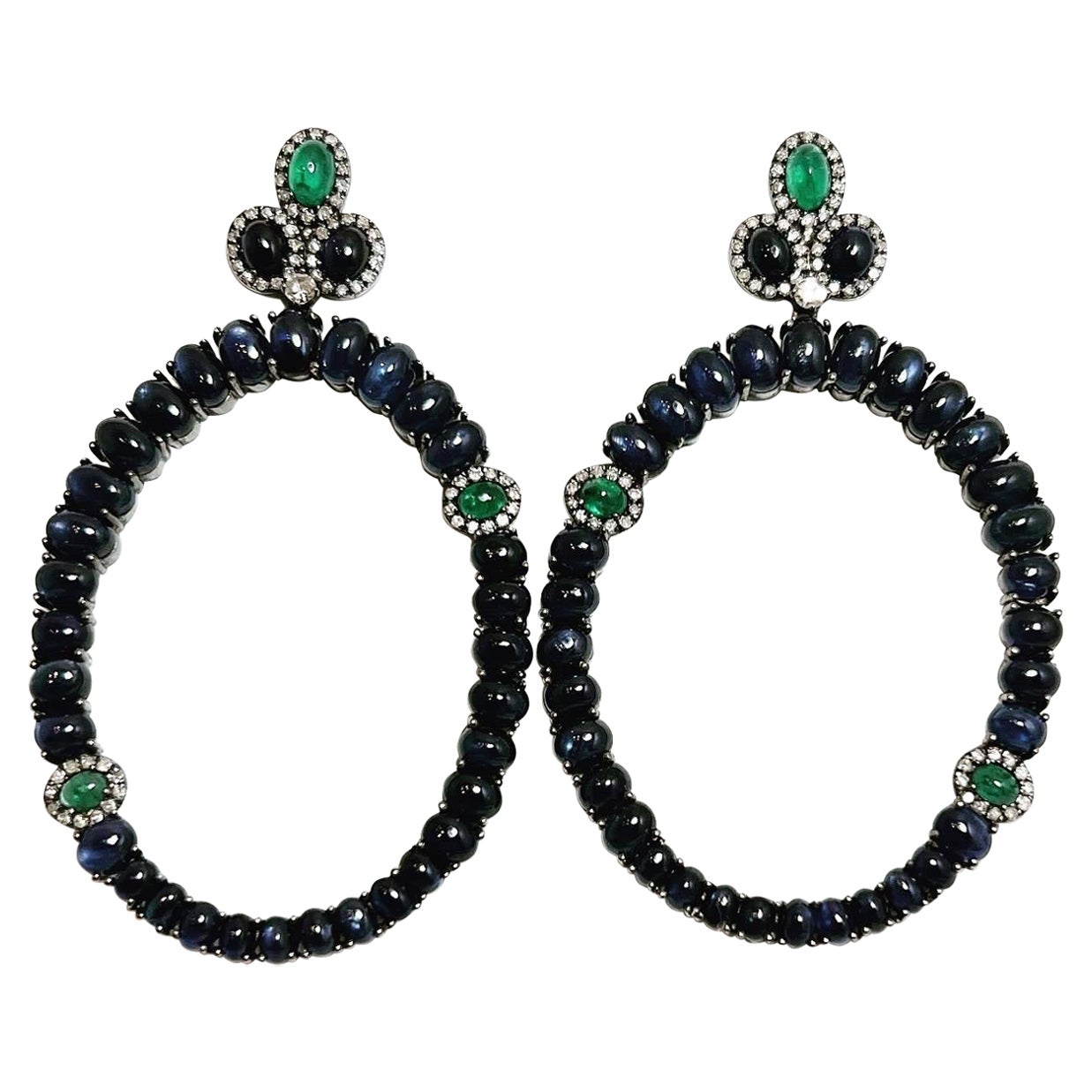 Boucles d'oreilles à créoles avec saphirs et émeraudes en cabochon et diamants
