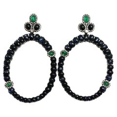 Boucles d'oreilles à créoles avec saphirs et émeraudes en cabochon et diamants