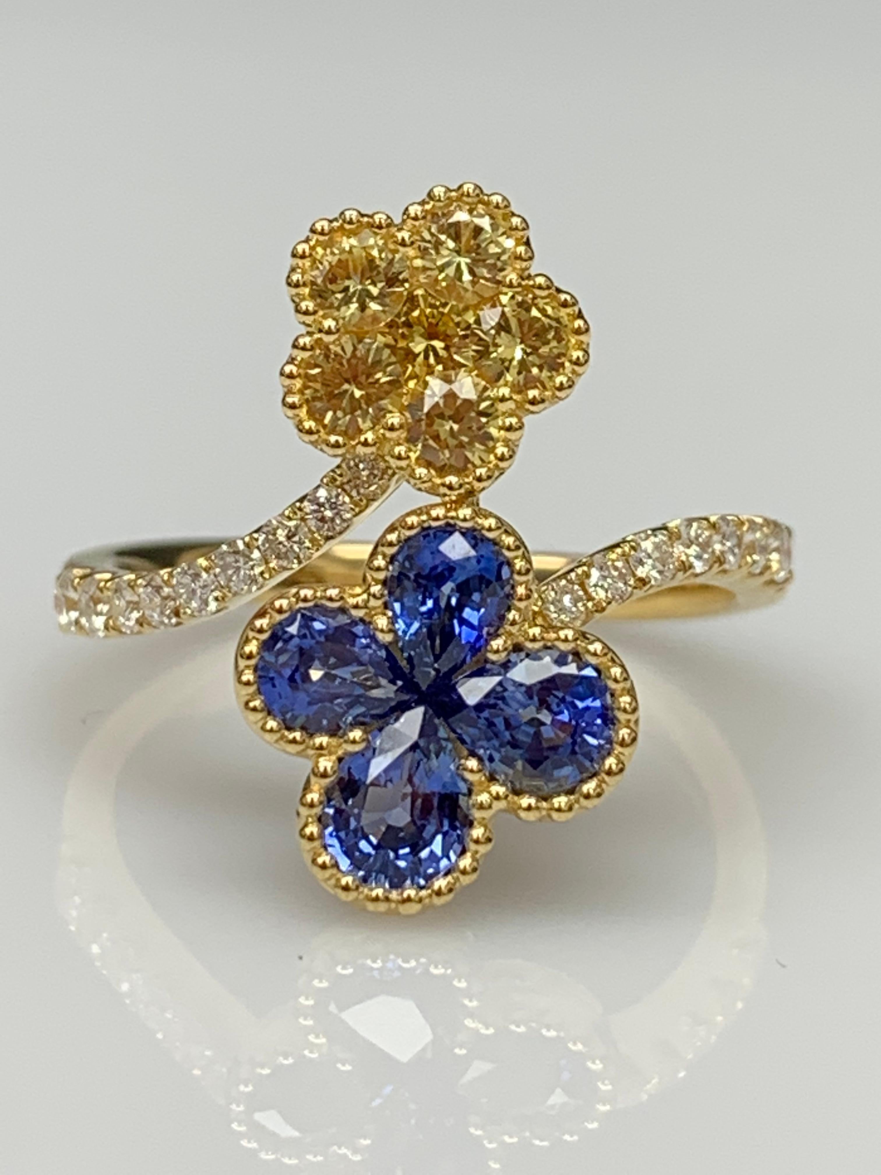 Anello con zaffiro e zaffiro rosa e diamante a fiore in oro giallo 18 carati in vendita 9