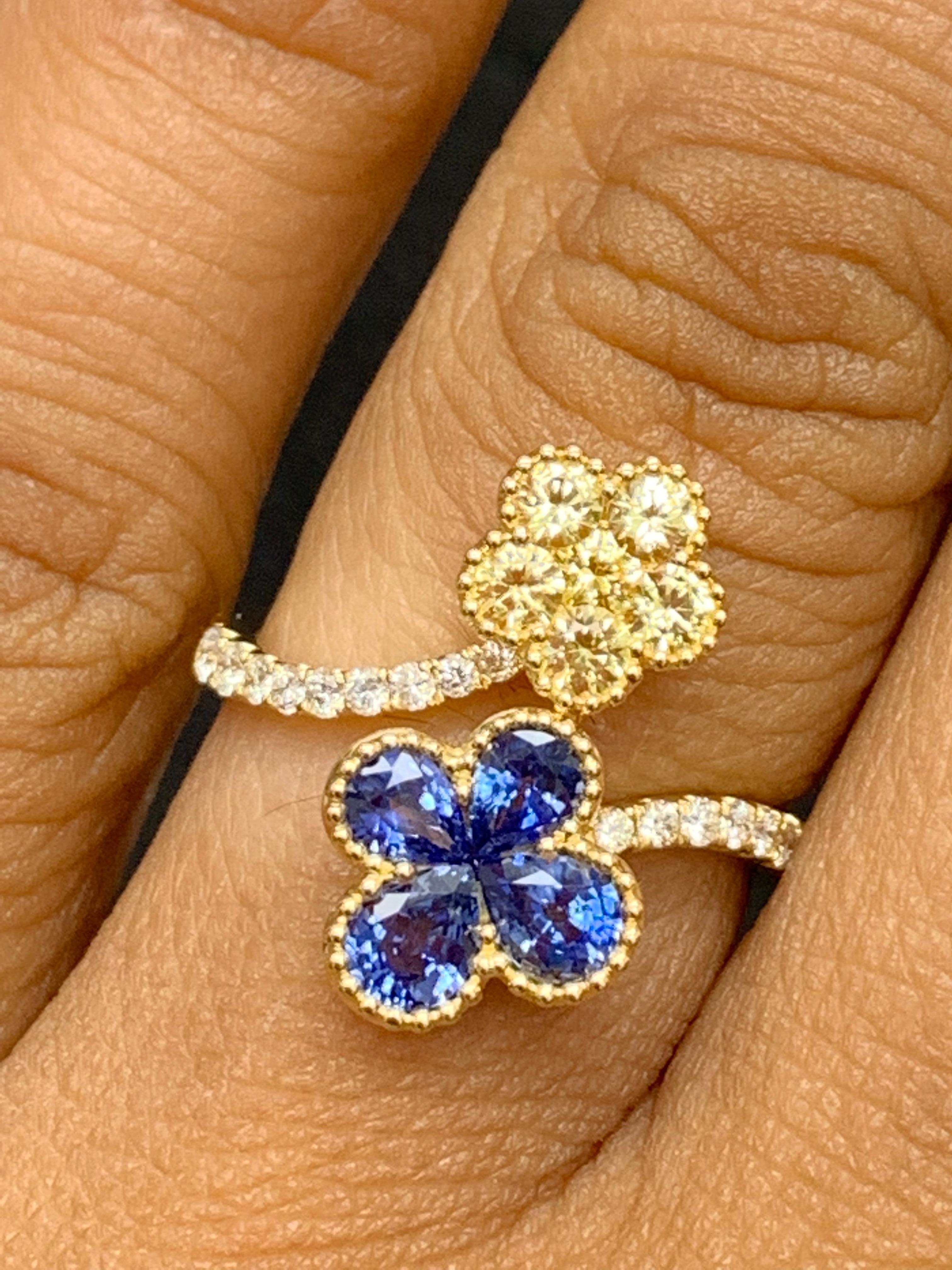 Contemporaneo Anello con zaffiro e zaffiro rosa e diamante a fiore in oro giallo 18 carati in vendita