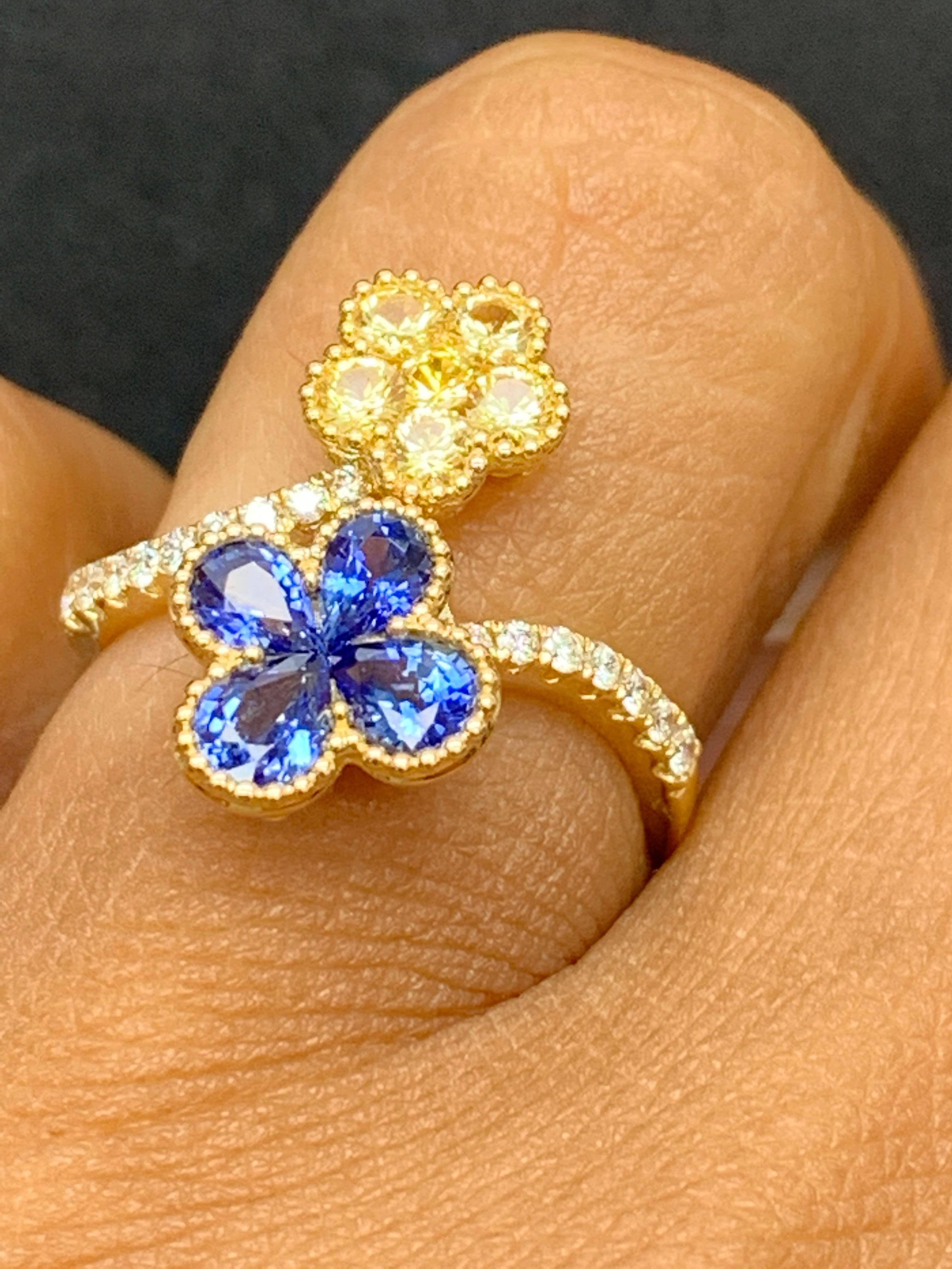 Taglio misto Anello con zaffiro e zaffiro rosa e diamante a fiore in oro giallo 18 carati in vendita