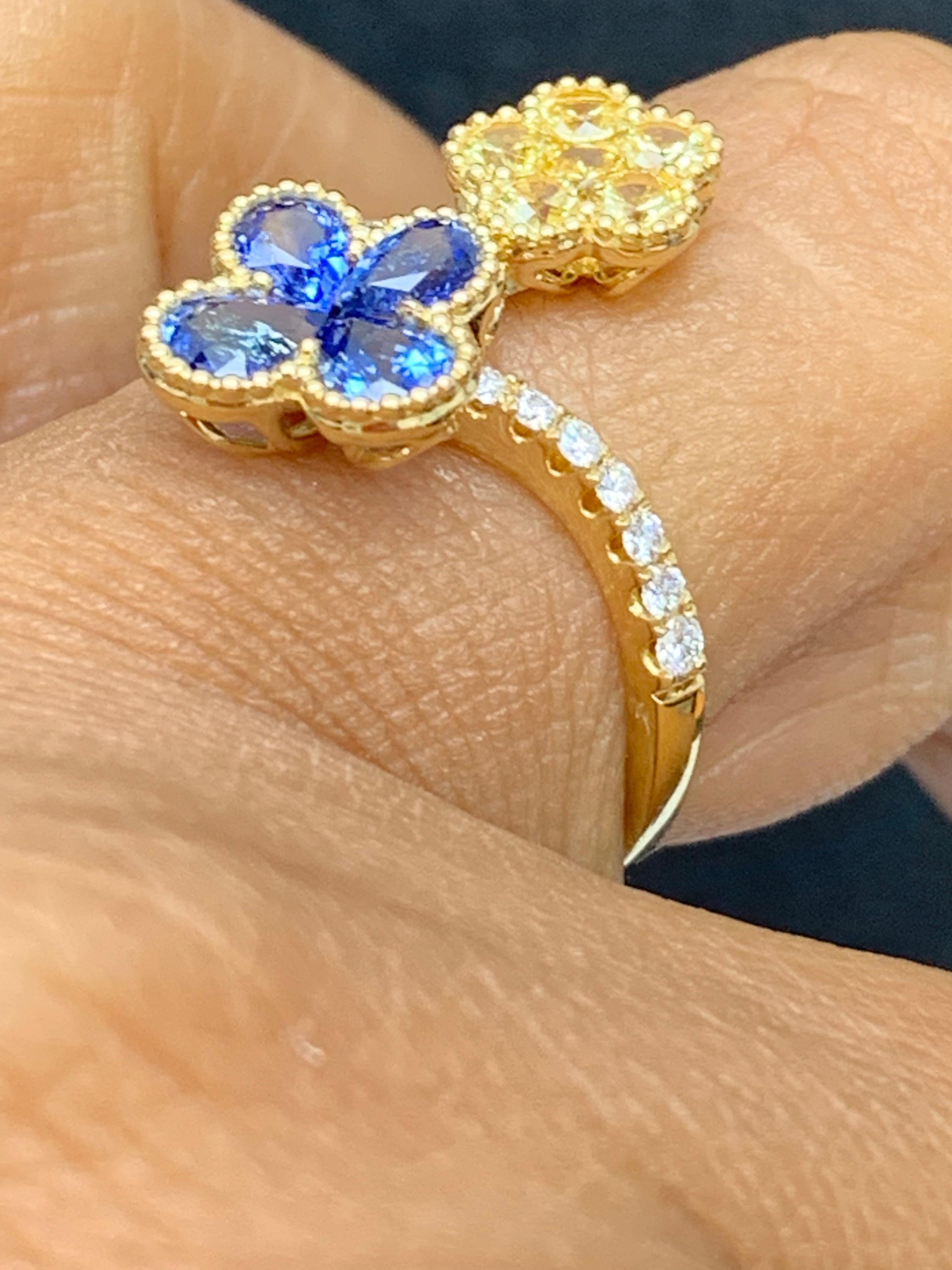 Anello con zaffiro e zaffiro rosa e diamante a fiore in oro giallo 18 carati In condizioni Nuovo in vendita a NEW YORK, NY