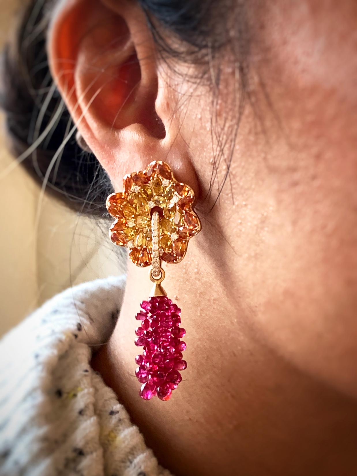 Lotus-Ohrringe mit Saphir und rosa Spinell von Margot McKinney im Zustand „Hervorragend“ im Angebot in Carmel, CA