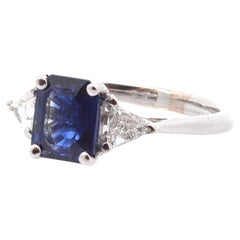 Sapphire and triangle diamonds ring in 18k gold