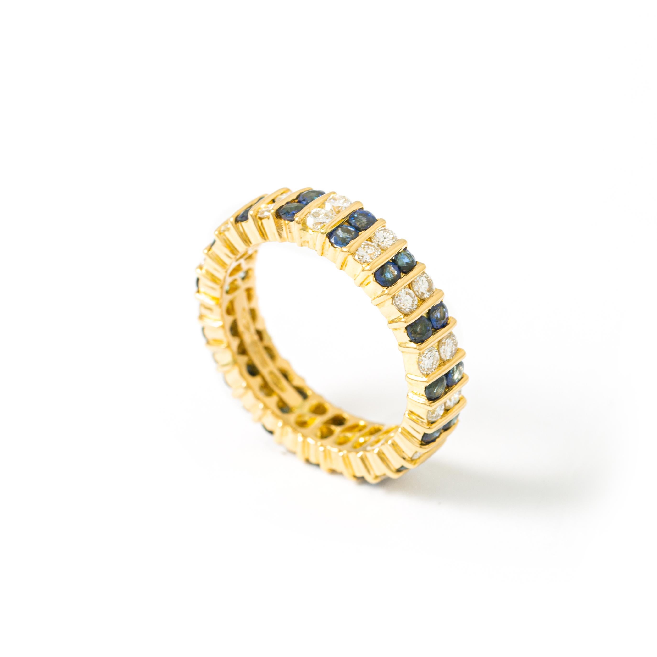 Round Cut Sapphire and Yellow Gold Diamond Ring For Sale