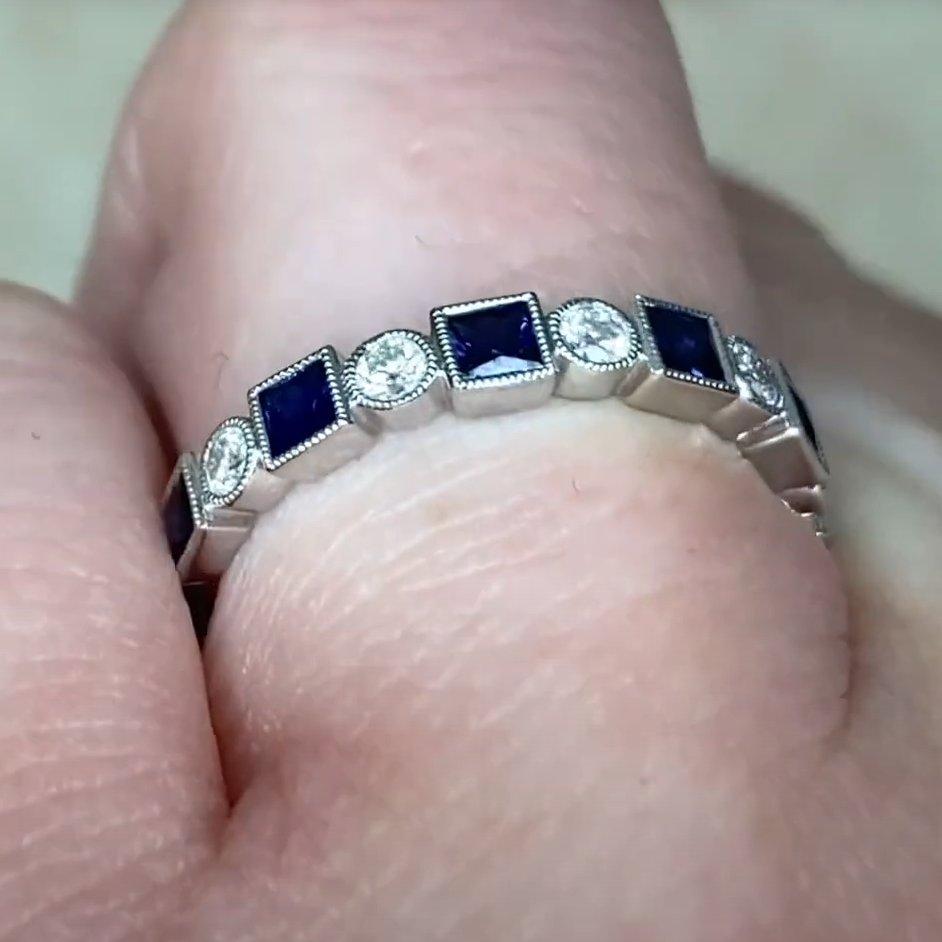Taglio rotondo Fascia con zaffiro (circa 0,60 carati) e diamante (circa 0,20 carati), platino in vendita