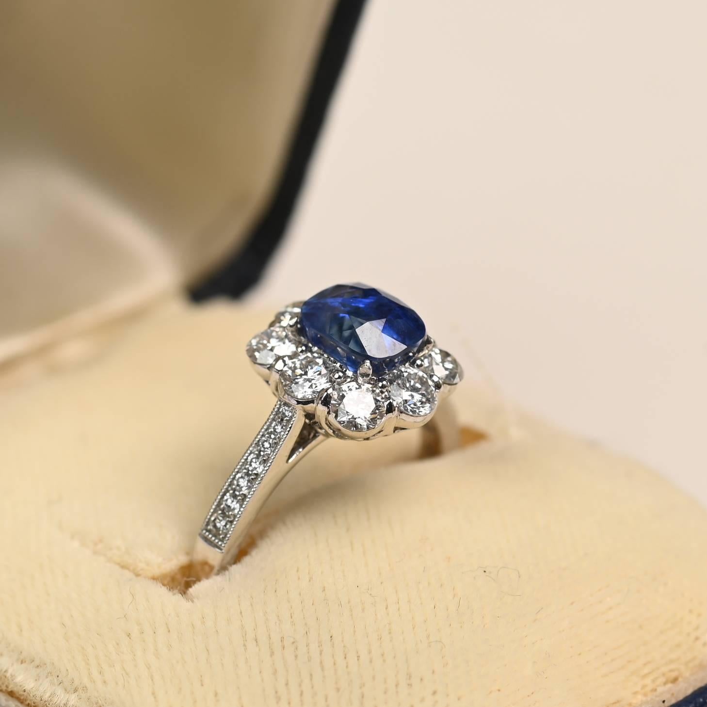 Questo squisito anello presenta uno zaffiro taglio cuscino di circa 1,60 carati, certificato come non riscaldato, una qualità rara che aumenta il fascino e il valore naturale della pietra. Lo zaffiro è incastonato in una classica montatura a quattro