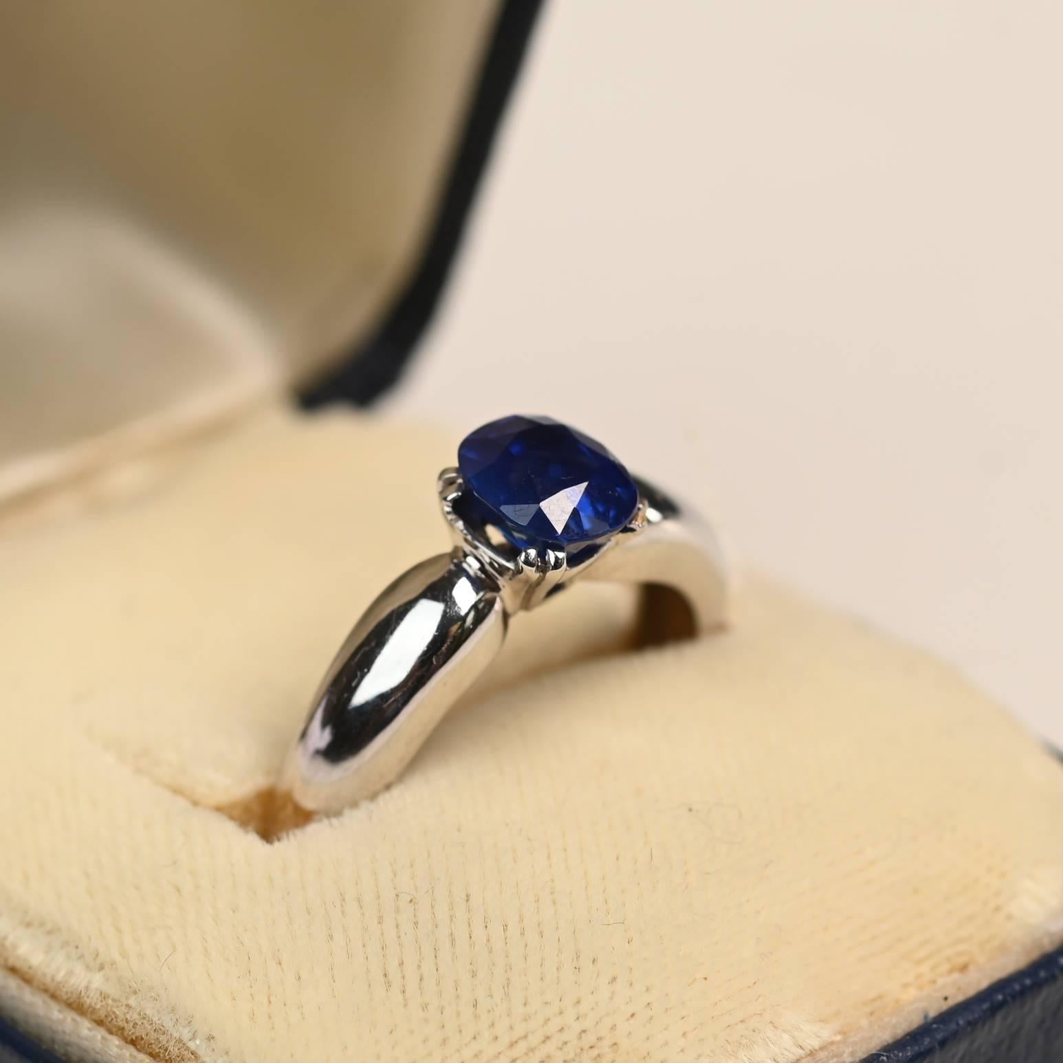 Questo anello solitario vintage mette in mostra uno splendido zaffiro del Kashmir con taglio a cuscino del peso di circa 1,7 carati. Lo zaffiro è certificato come non riscaldato, il che ne evidenzia la bellezza naturale e la rarità, caratteristiche