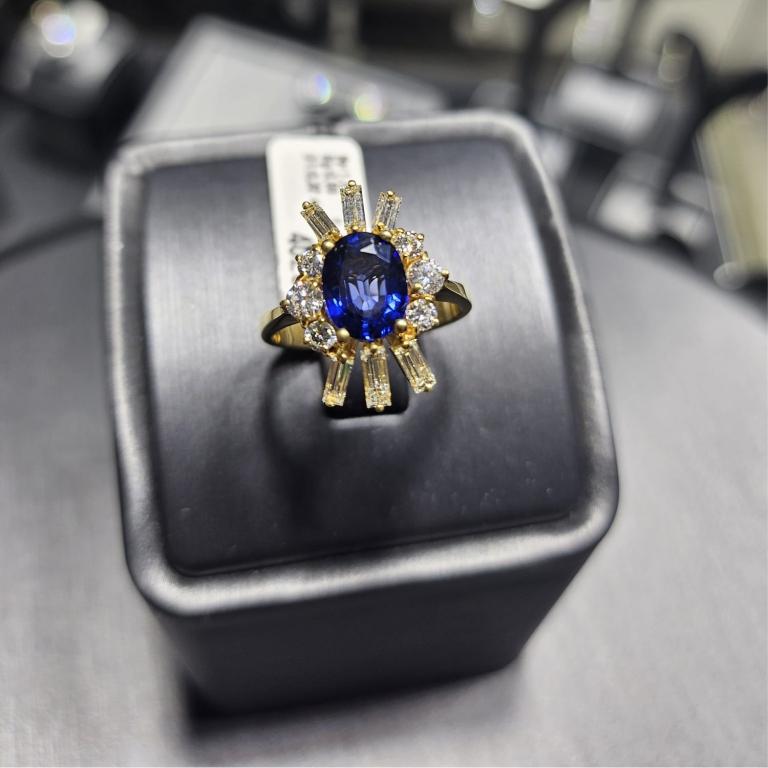 Welcome to Istanbul Diamond House!
This ring is designed and produced by Ali Kuyumcu in 1990's.
In the center there is an 1,5 carat oval sapphire and on the side 0,59 carat baguette and 0,32 carat diamonds.
It is a very classic and artdeco ring