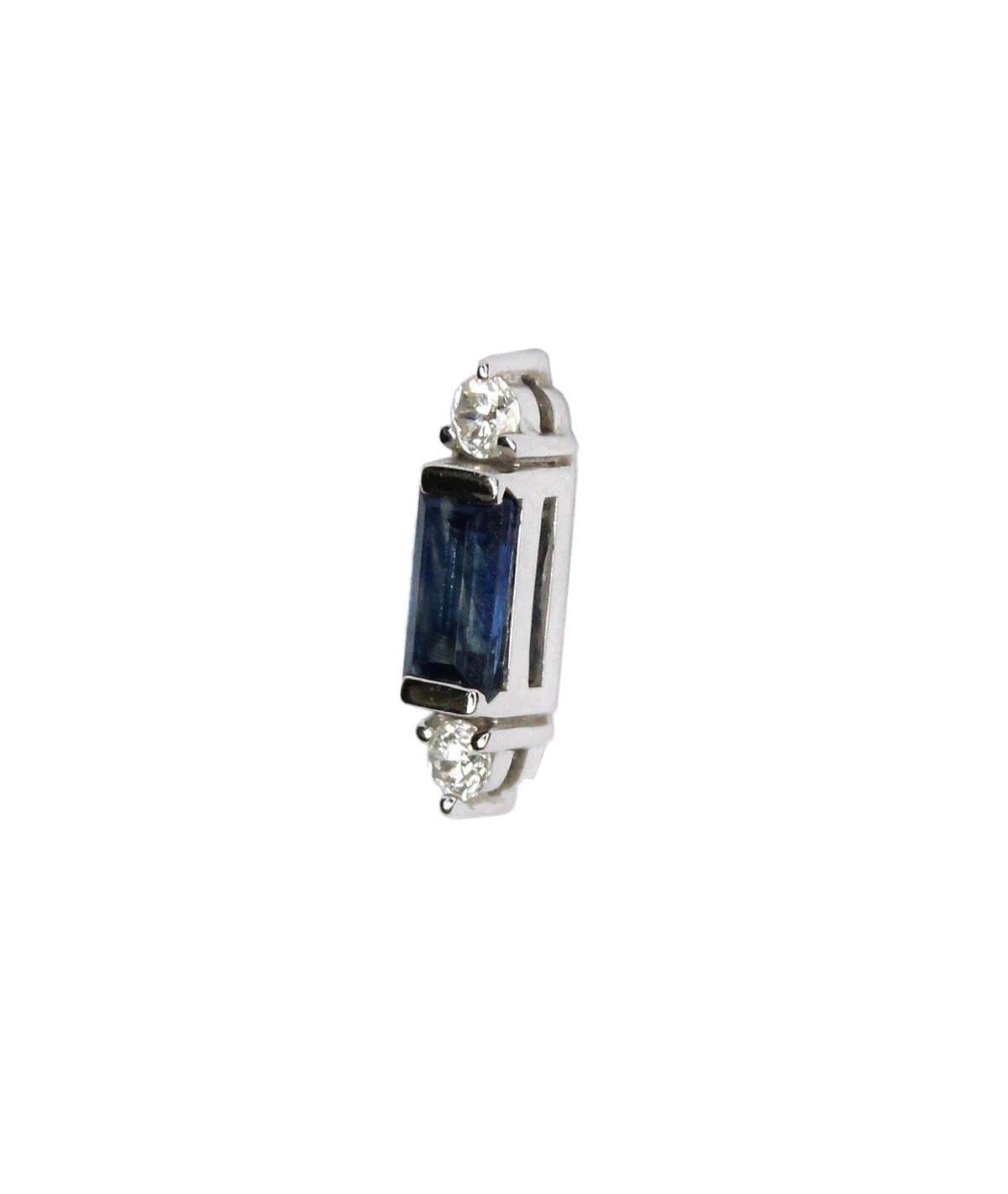 Channel the captivating spirit of the Roaring Twenties with these exquisite baguette sapphire studs, crafted from luxurious 18K gold. Each glistening stud weighs a delicate 1.83 grams, showcasing the timeless elegance of the Art Deco era.

At their