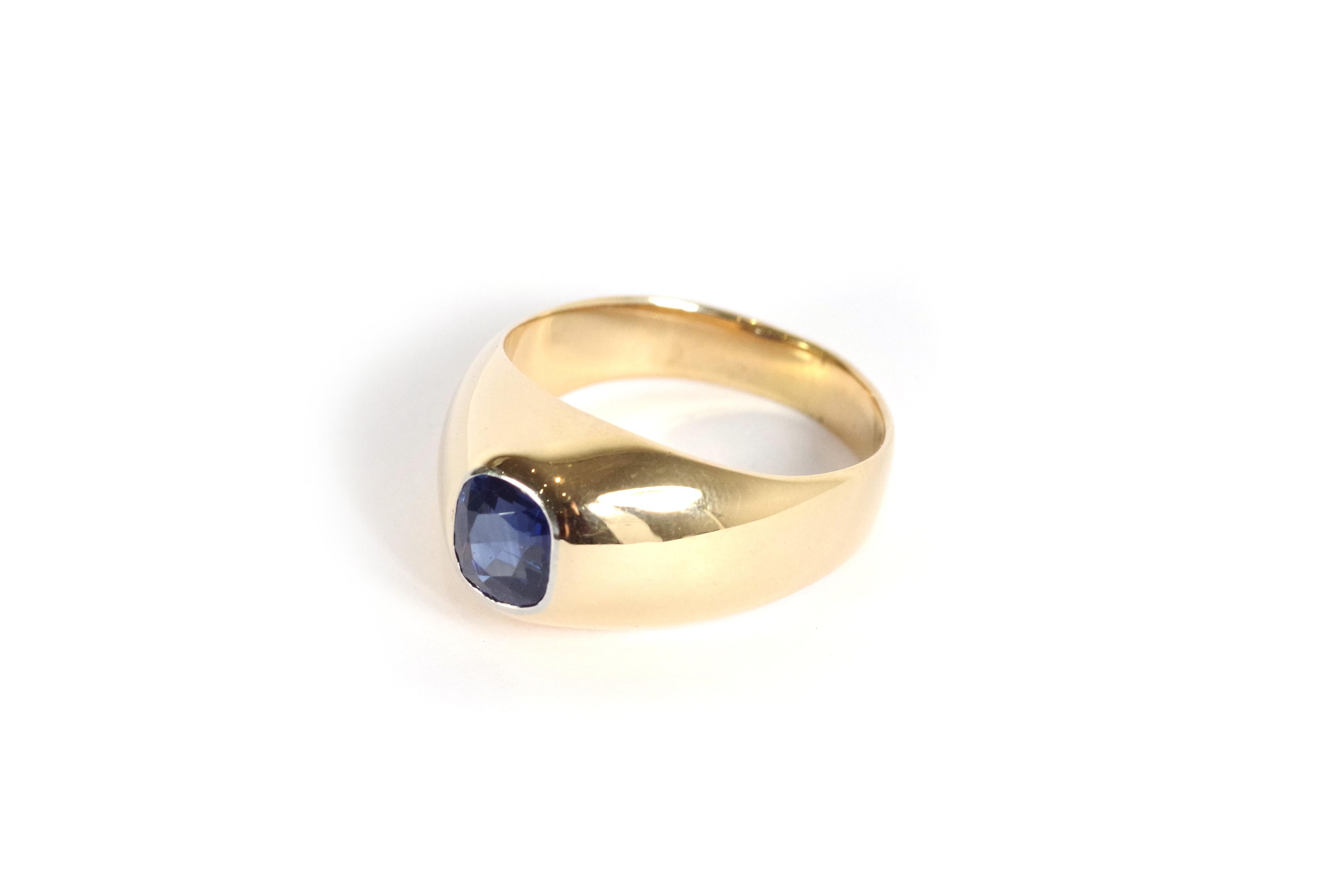 Sapphire band ring in 18 karat yellow gold. With a beautiful royal blue cushion-cut sapphire weighing approx. 1.06 carats. The sapphire has intense blue flashes. Vintage ring, circa 1950, France. 

Owl hallmark (French state hallmark for 18 karat