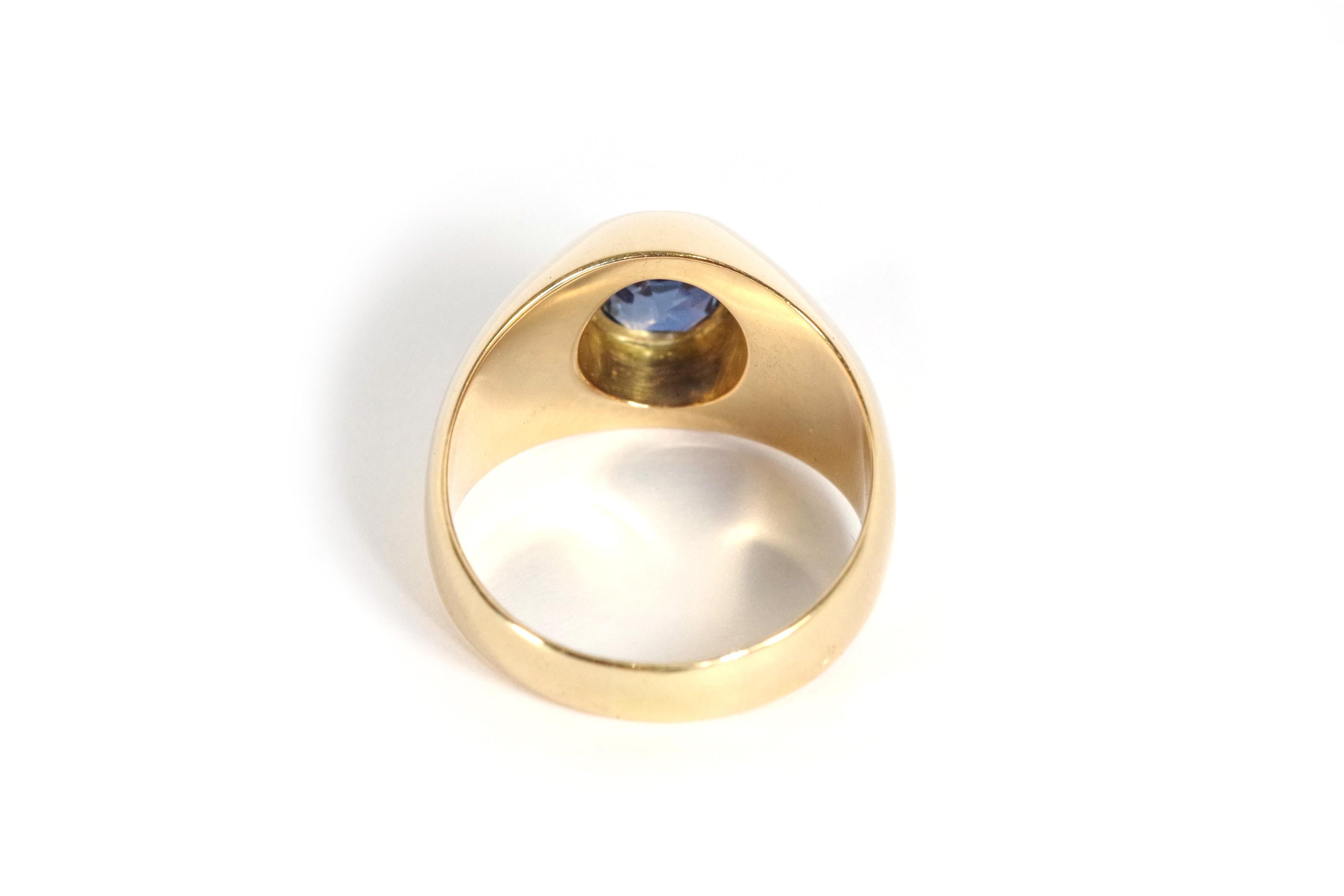 Post-War Sapphire band ring in 18 karat gold, blue sapphire For Sale