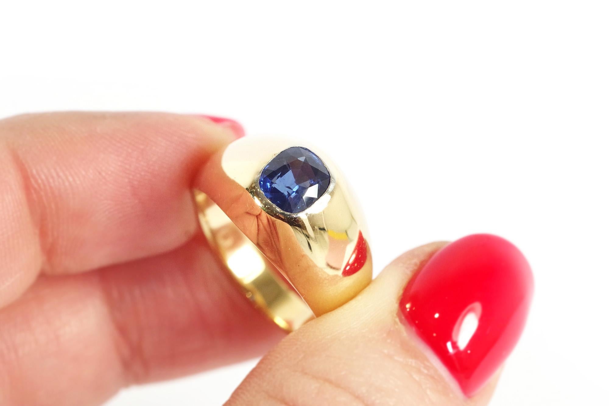 Cushion Cut Sapphire band ring in 18 karat gold, blue sapphire For Sale