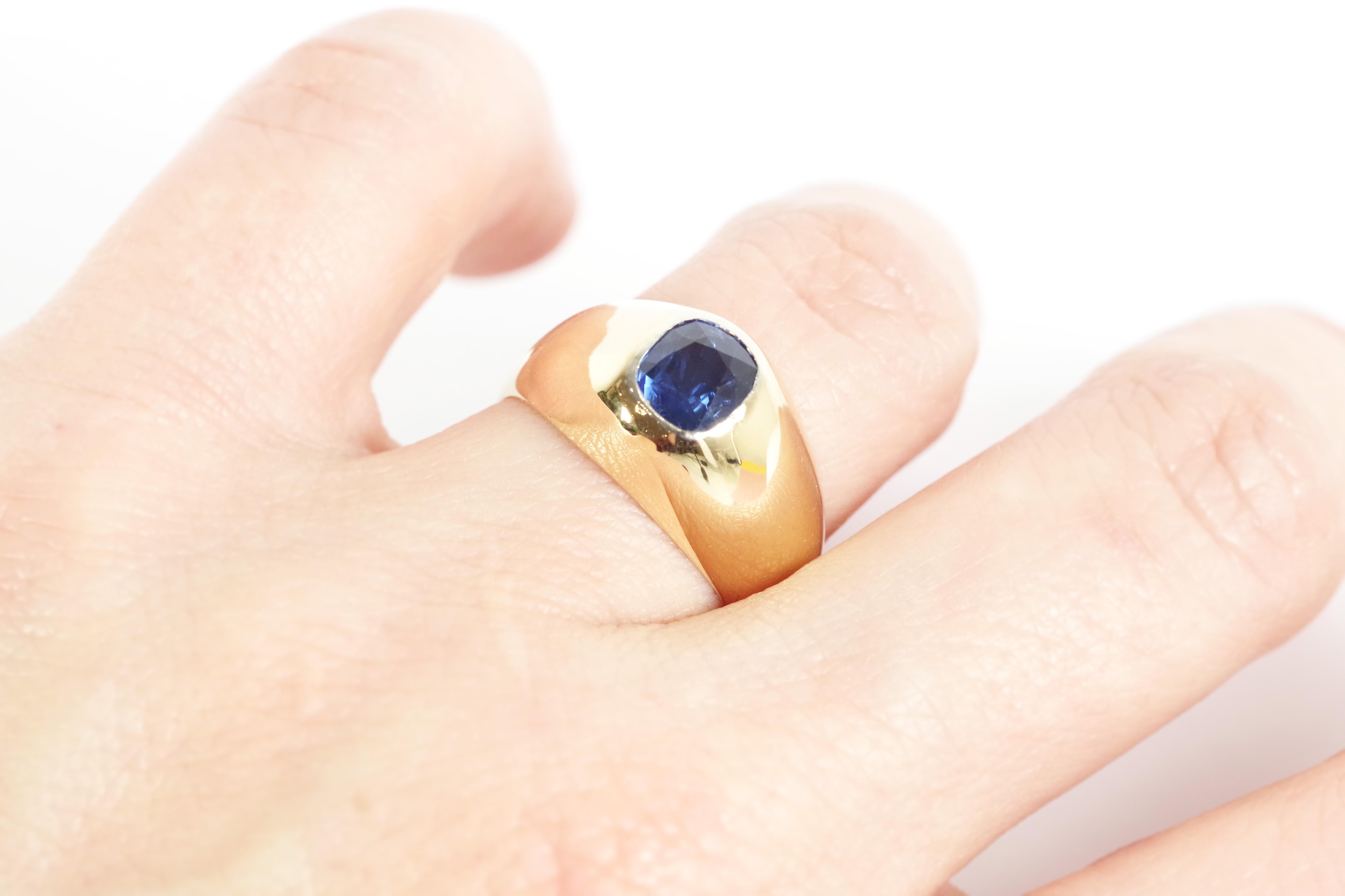 Women's or Men's Sapphire band ring in 18 karat gold, blue sapphire For Sale