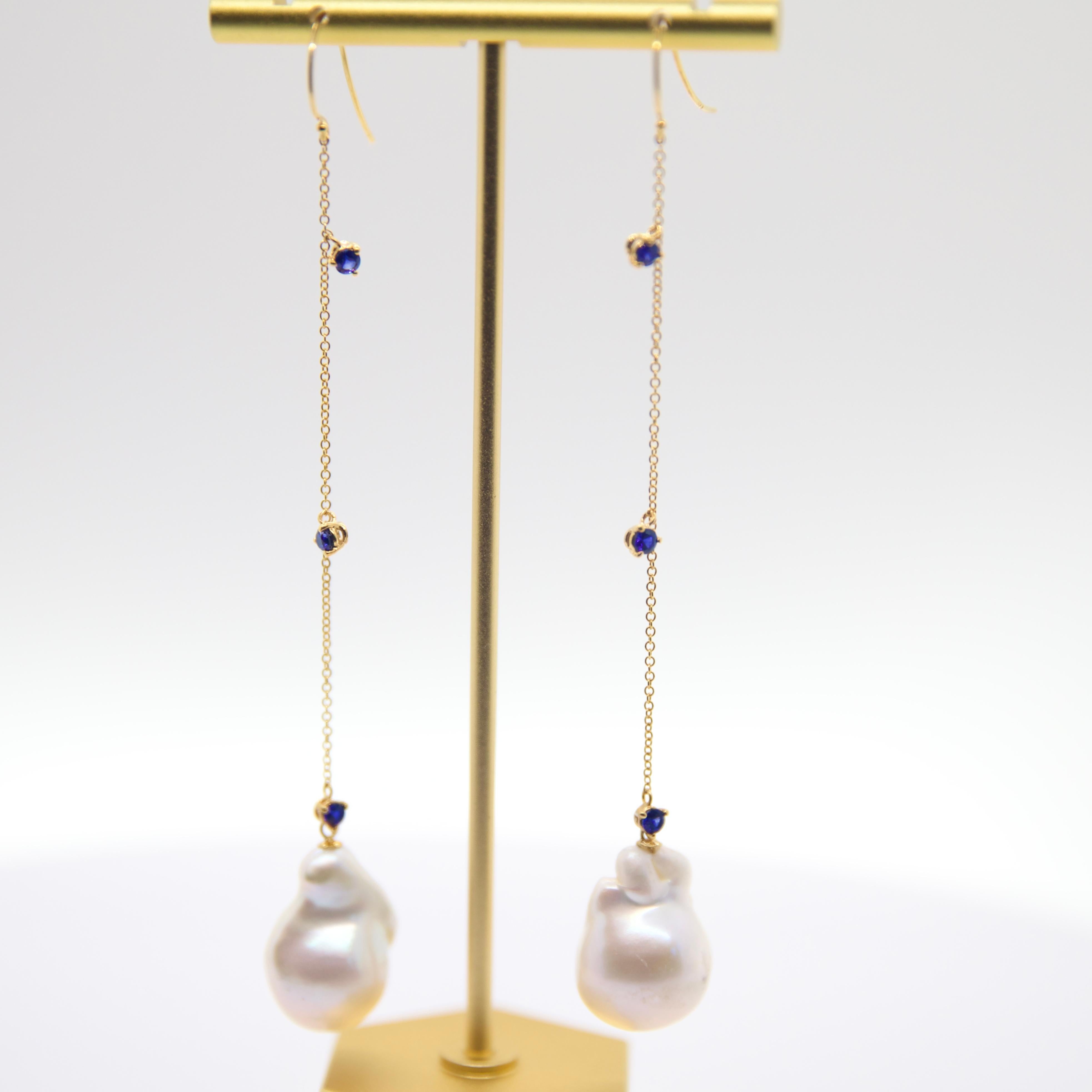 -  3 Saphir rond de 3 mm serti à 3 griffes
-  Saphir : poids total de 0,85 carat (environ)
-  chaîne à câble en or jaune 14k
-  perle baroque d'eau douce
-  Hameçon
- 4 pouces de chute 

*Les perles baroques présentent des formes et des tailles