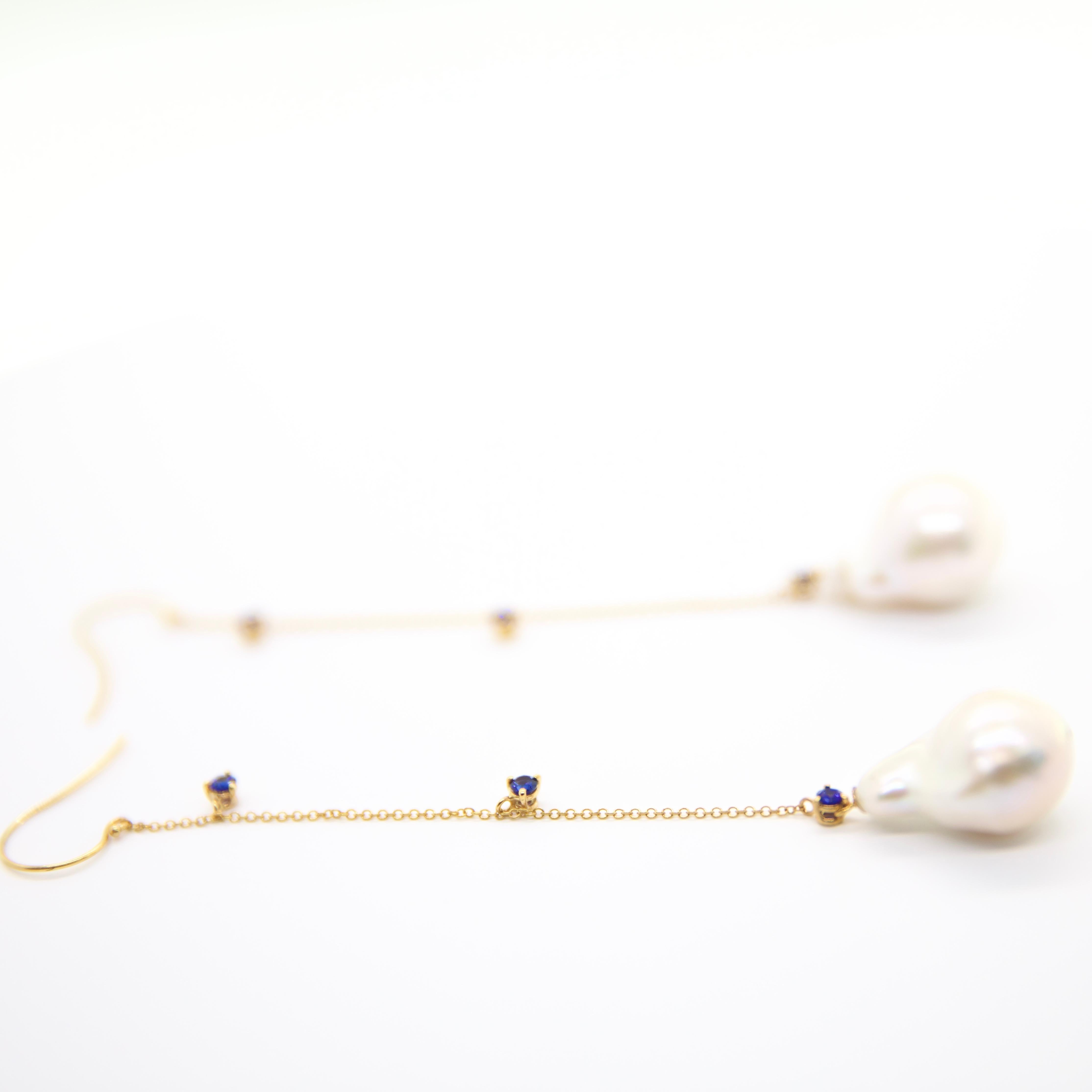 Moderne Boucles d'oreilles en goutte avec chaîne en perles baroques et saphir en vente