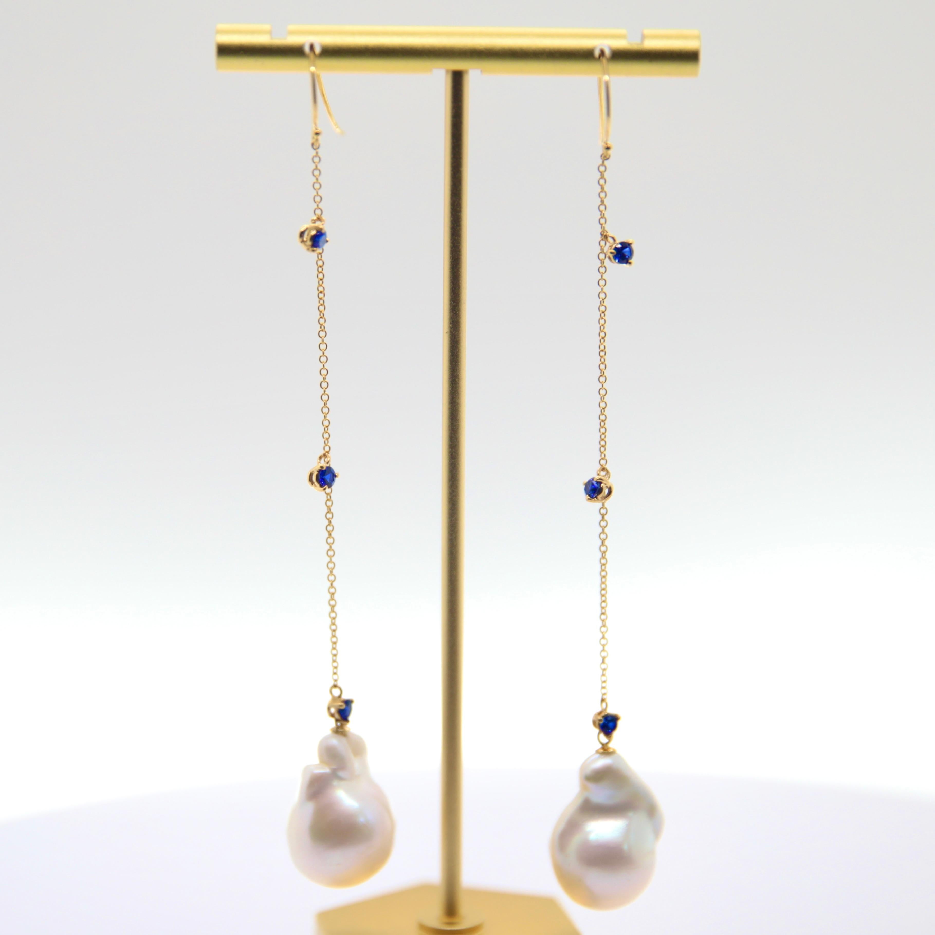 Taille ronde Boucles d'oreilles en goutte avec chaîne en perles baroques et saphir en vente