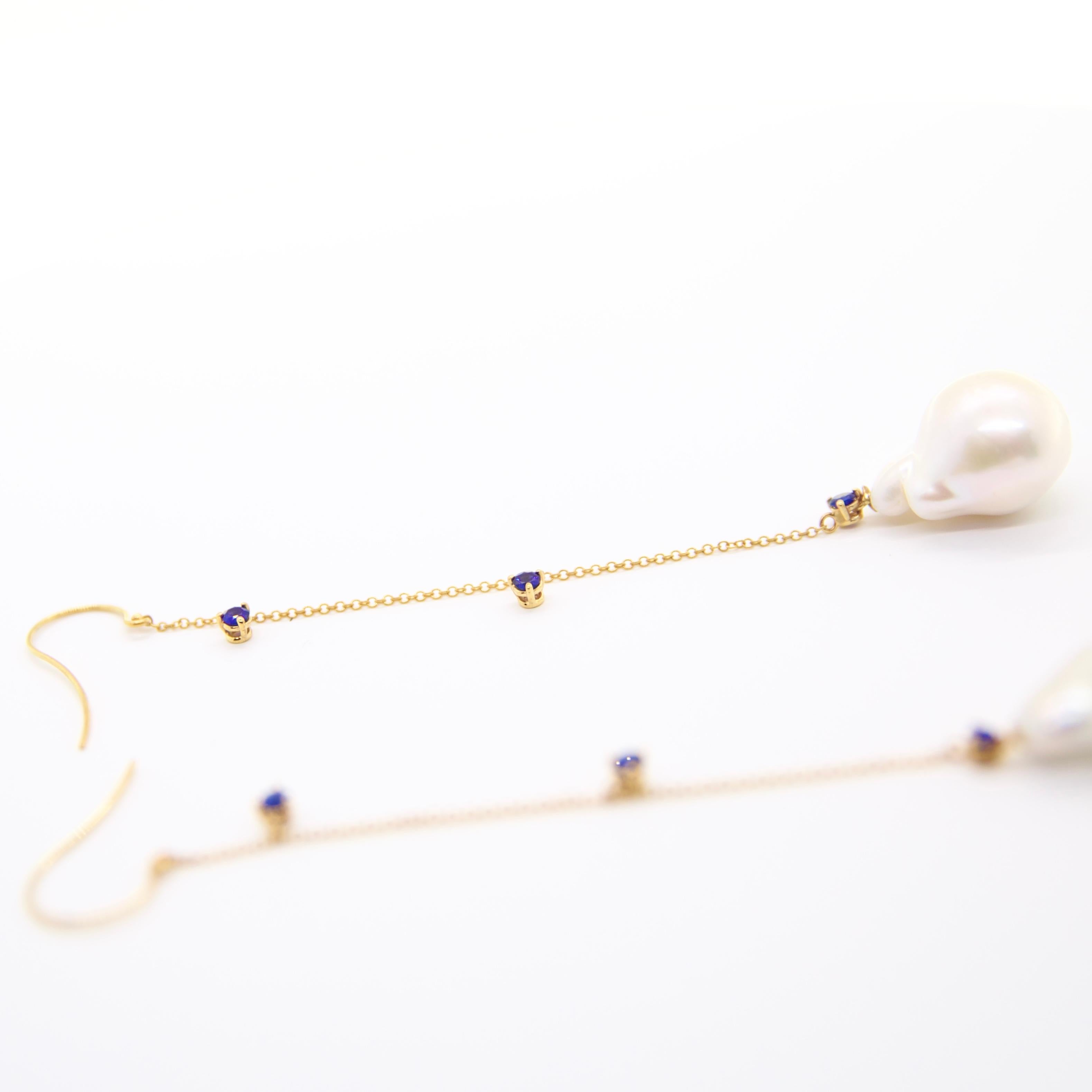 Boucles d'oreilles en goutte avec chaîne en perles baroques et saphir Excellent état - En vente à New York, NY