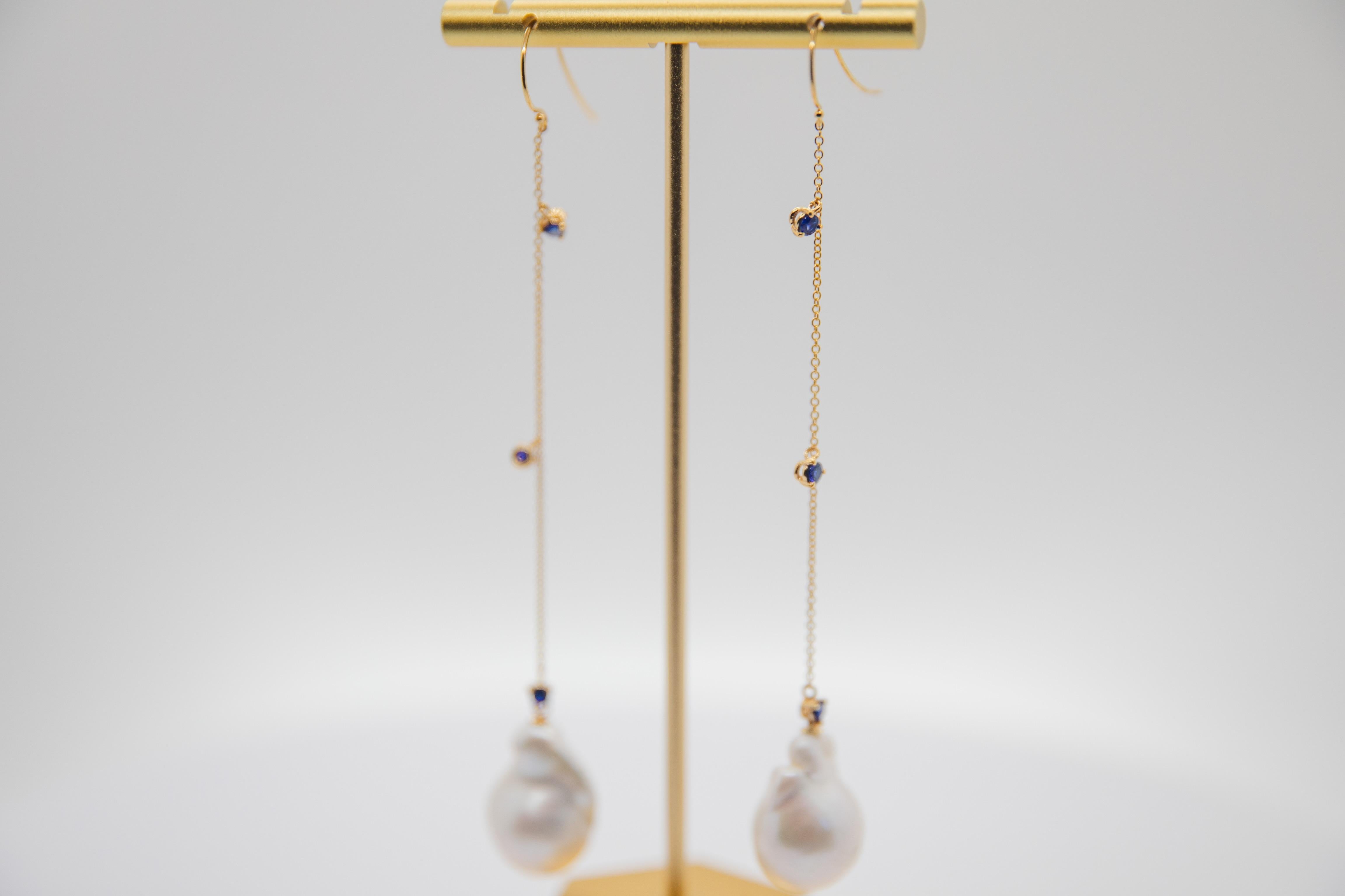 Boucles d'oreilles en goutte avec chaîne en perles baroques et saphir en vente 2