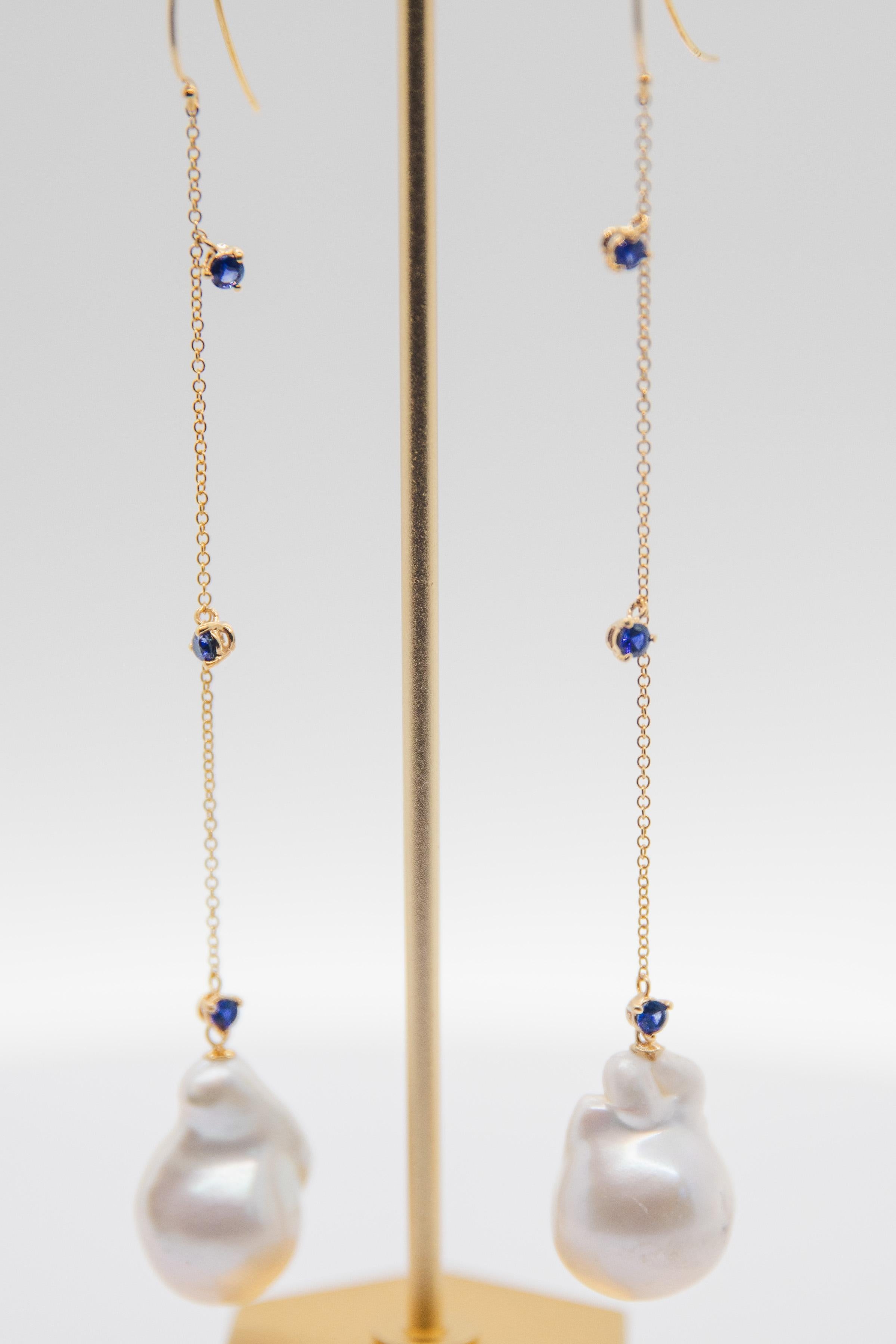 Boucles d'oreilles en goutte avec chaîne en perles baroques et saphir en vente 3
