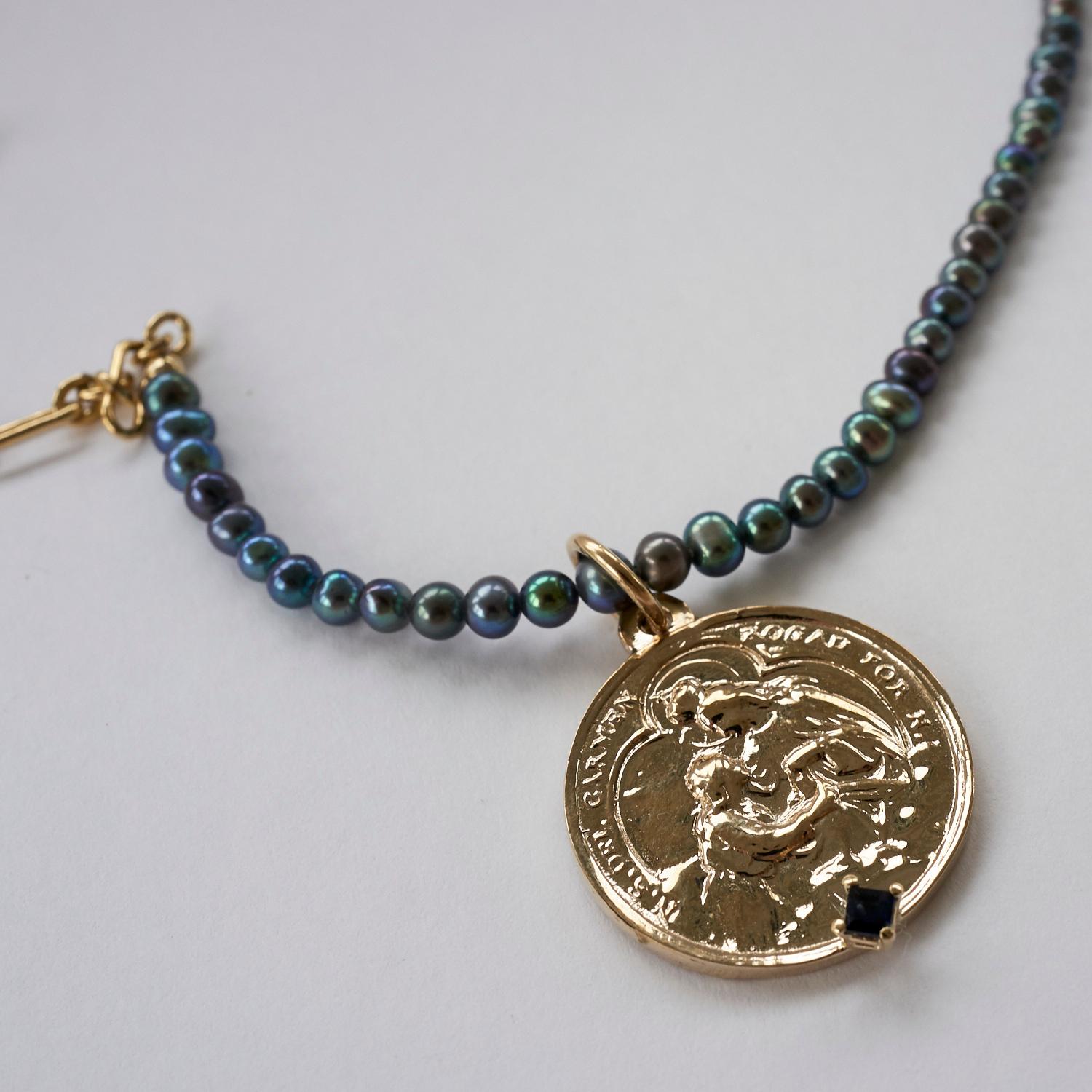 Halskette mit Saphir-Schwarzer Perle Virgin del Carmen Medaillon J Dauphin (Carréeschliff) im Angebot