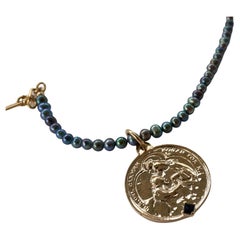 Chaîne collier J Dauphin en perles noires et saphirs avec médaille Virgin del Carmen