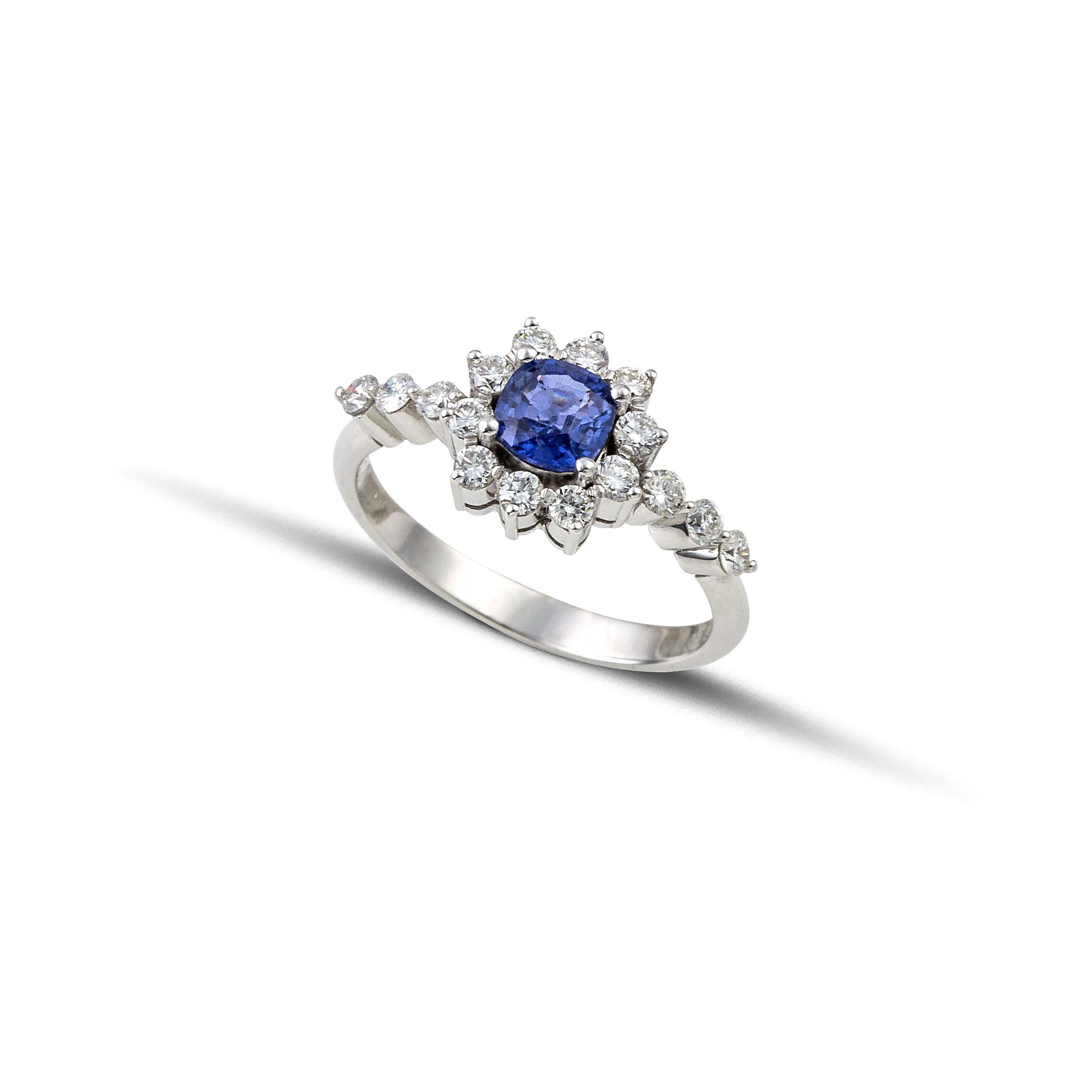 Schöner Ring aus 18Kt Weißgold mit blauem Saphir  im Rundschliff und Diamanten im Brillantschliff.
Der Ring hat Zackenfassung, der Saphir, hat runde Form in 0,79ct und es ist umgeben von Diamanten im Brillantschliff 0,59ct und sechs schöne und hohe