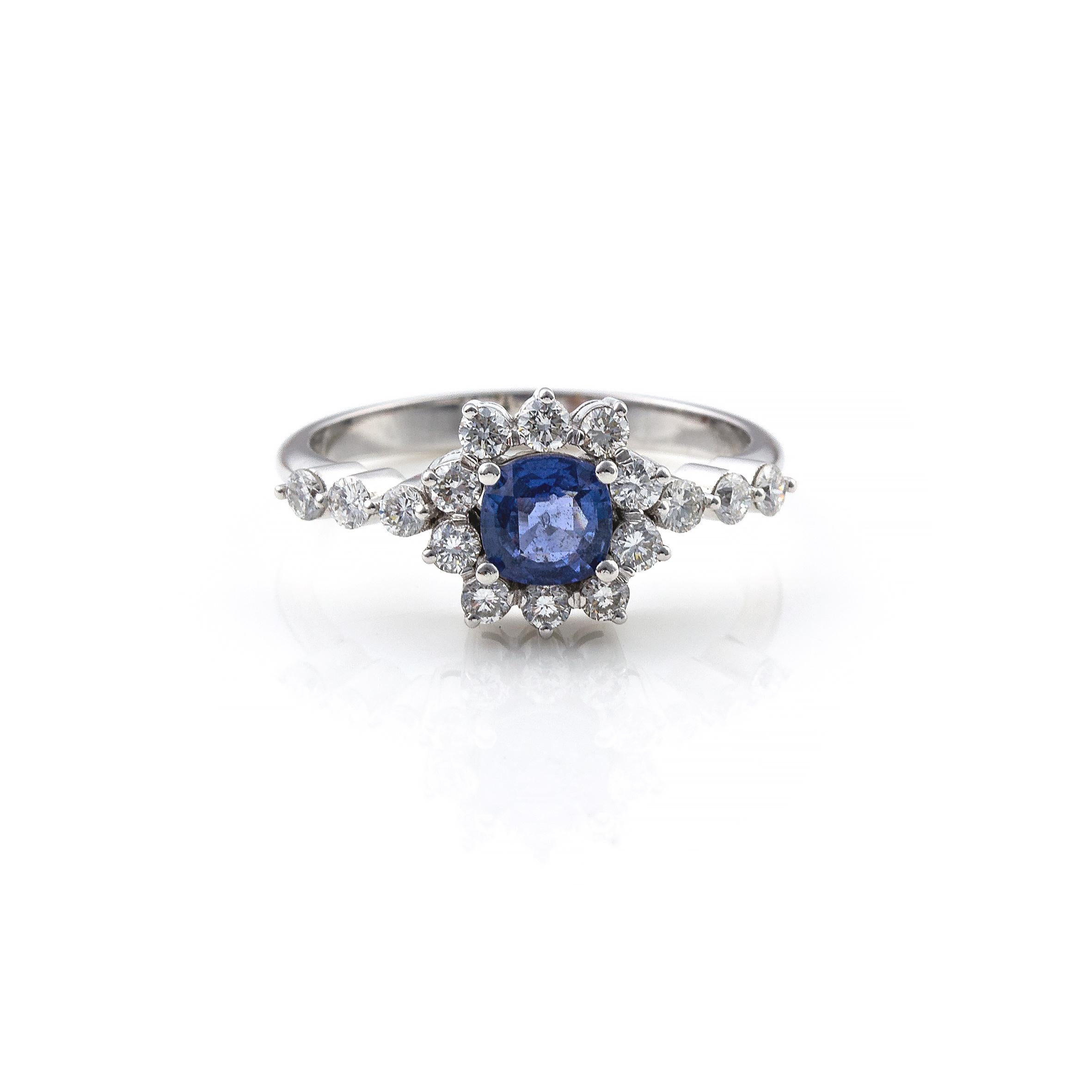 18 Karat Weißgold Saphir Blau und Diamant  Ring Herz geschliffen blau Farbe handgefertigt (Romantik) im Angebot