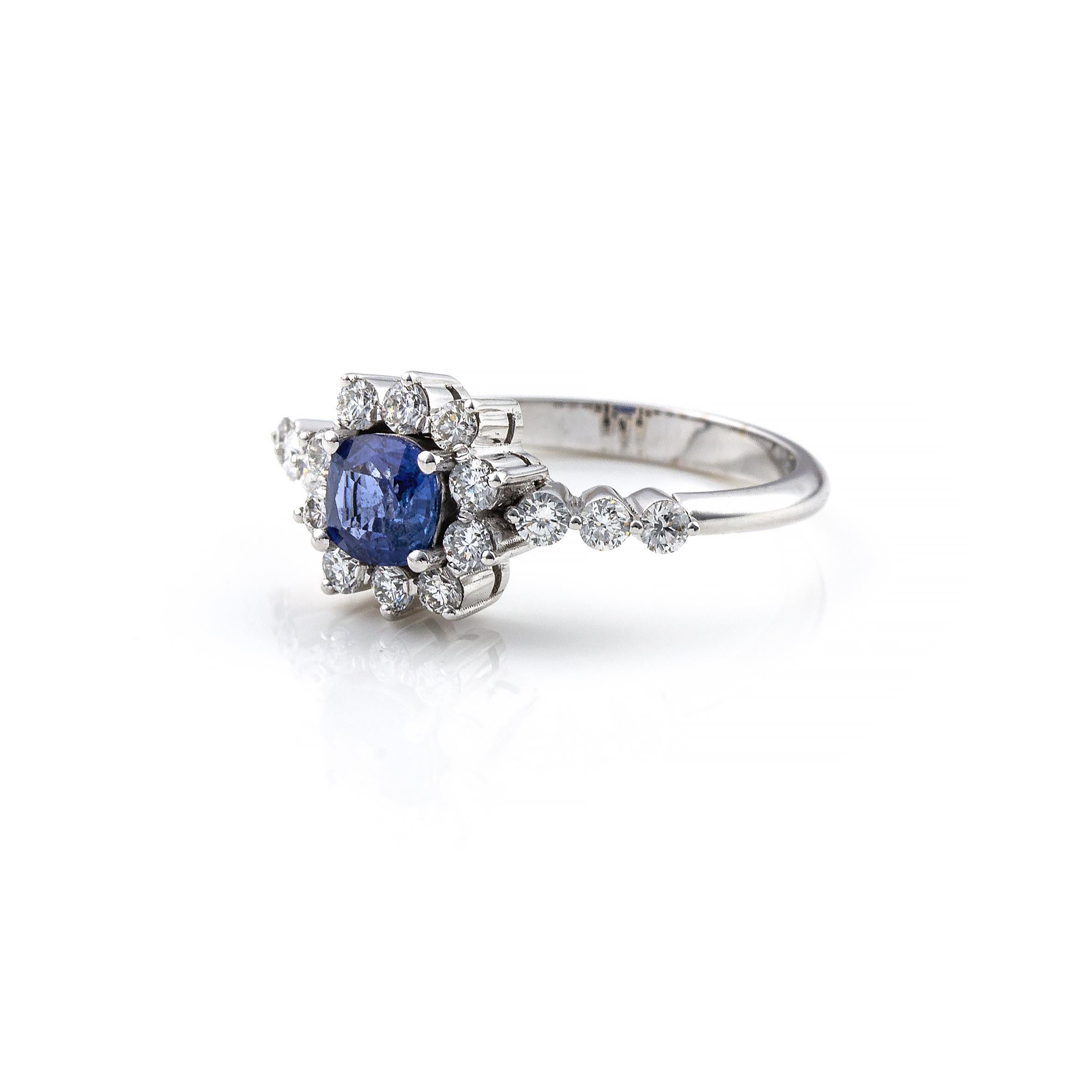 18 Karat Weißgold Saphir Blau und Diamant  Ring Herz geschliffen blau Farbe handgefertigt (Rundschliff) im Angebot