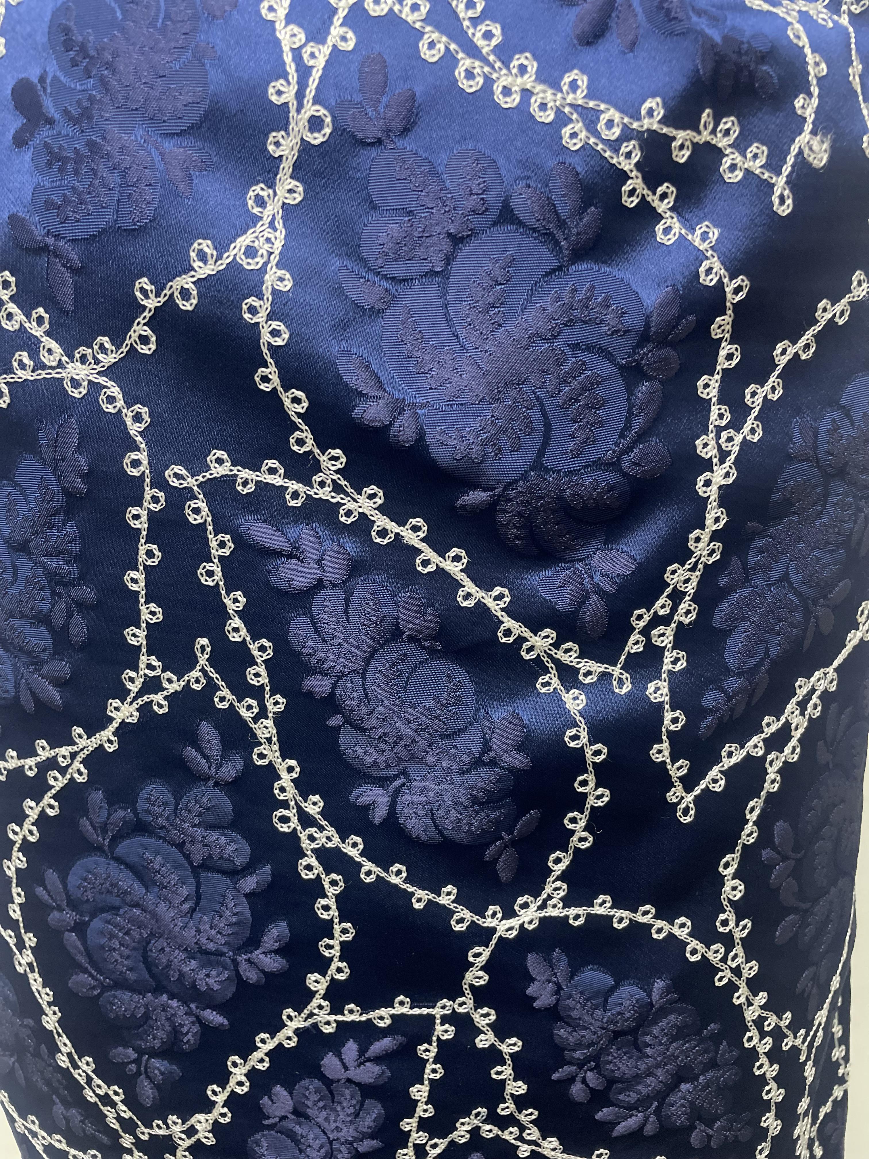 Vestido slim de tafetán bordado azul zafiro y blanco sin hombros en venta 5