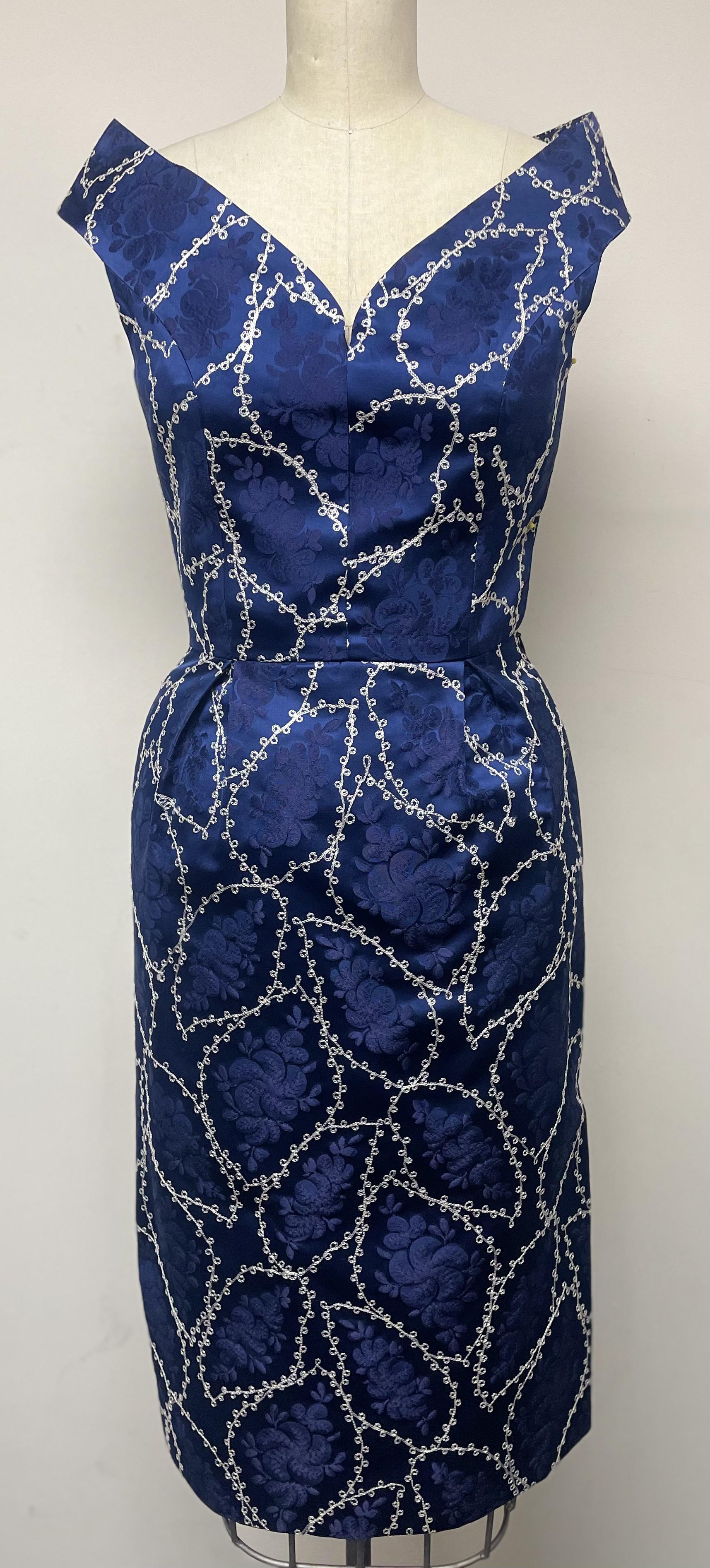 Precioso tejido vintage bordado en azul zafiro para este vestido sin hombros. Un vestido único que no pasa de moda y que puedes llevar de día o de noche. Desde un escote delantero de hombros al descubierto hasta un escote de espalda alzada, este