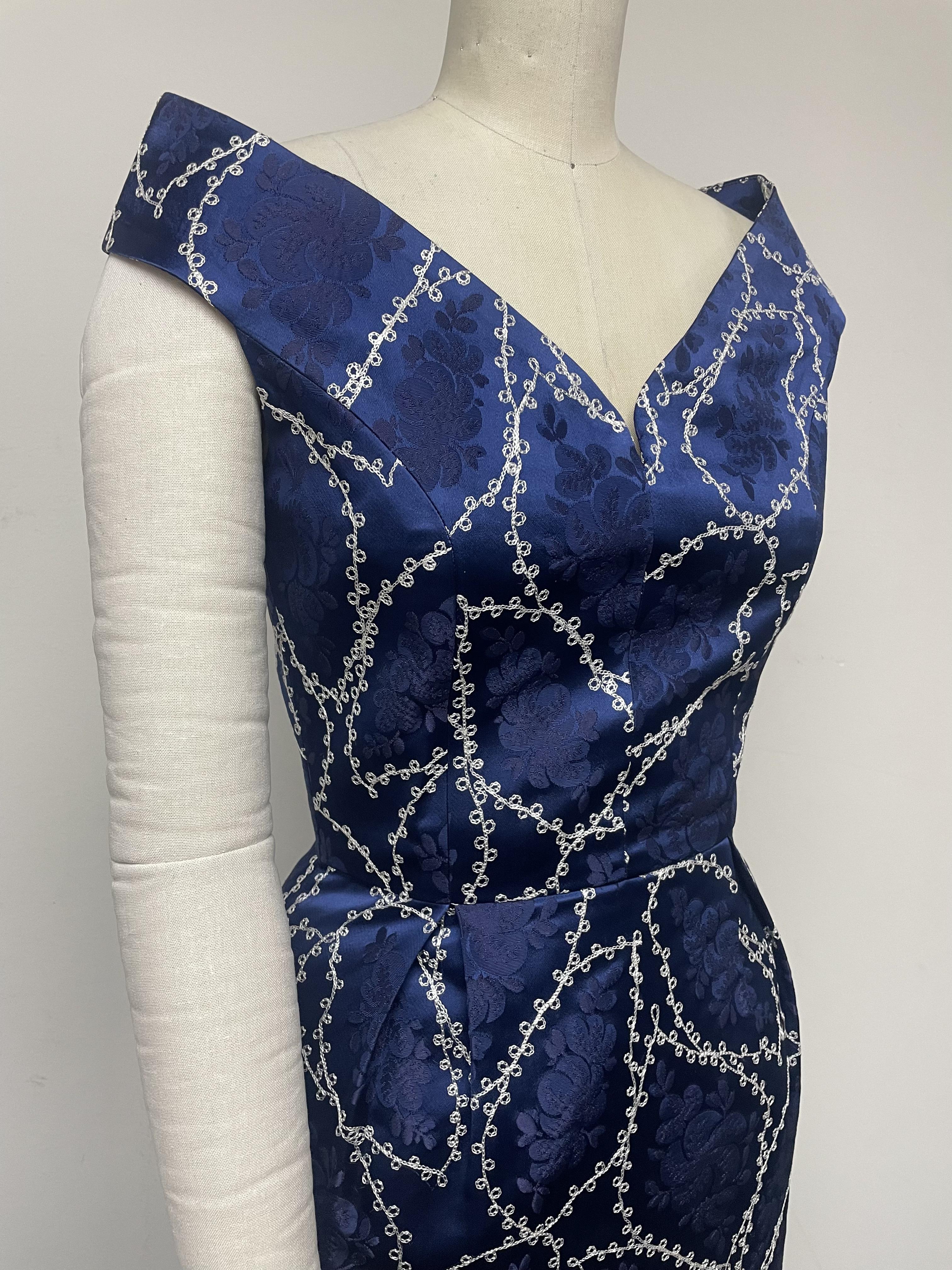 Vestido slim de tafetán bordado azul zafiro y blanco sin hombros en Excelente estado para la venta en Los Angeles, CA