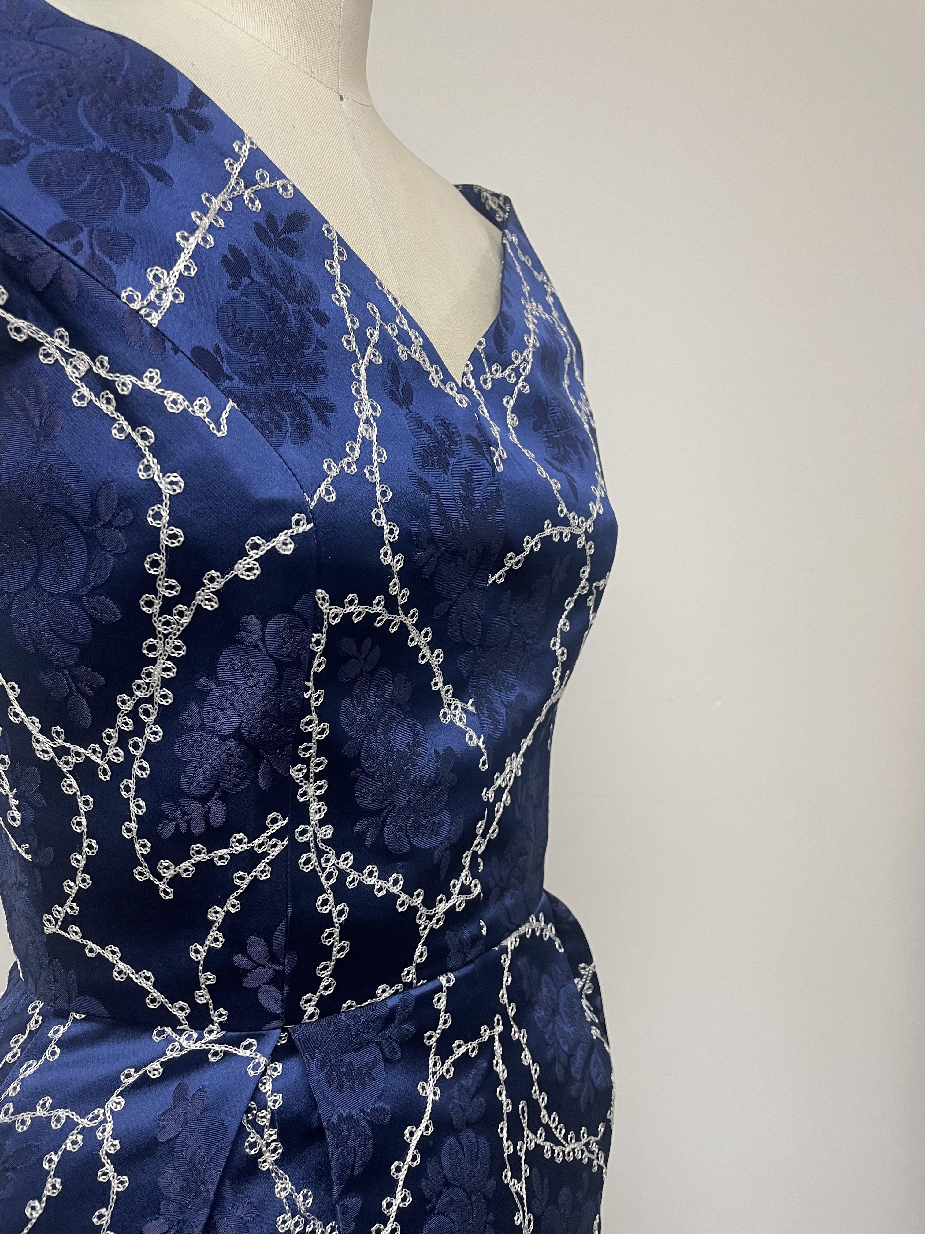 De las mujeres Vestido slim de tafetán bordado azul zafiro y blanco sin hombros en venta